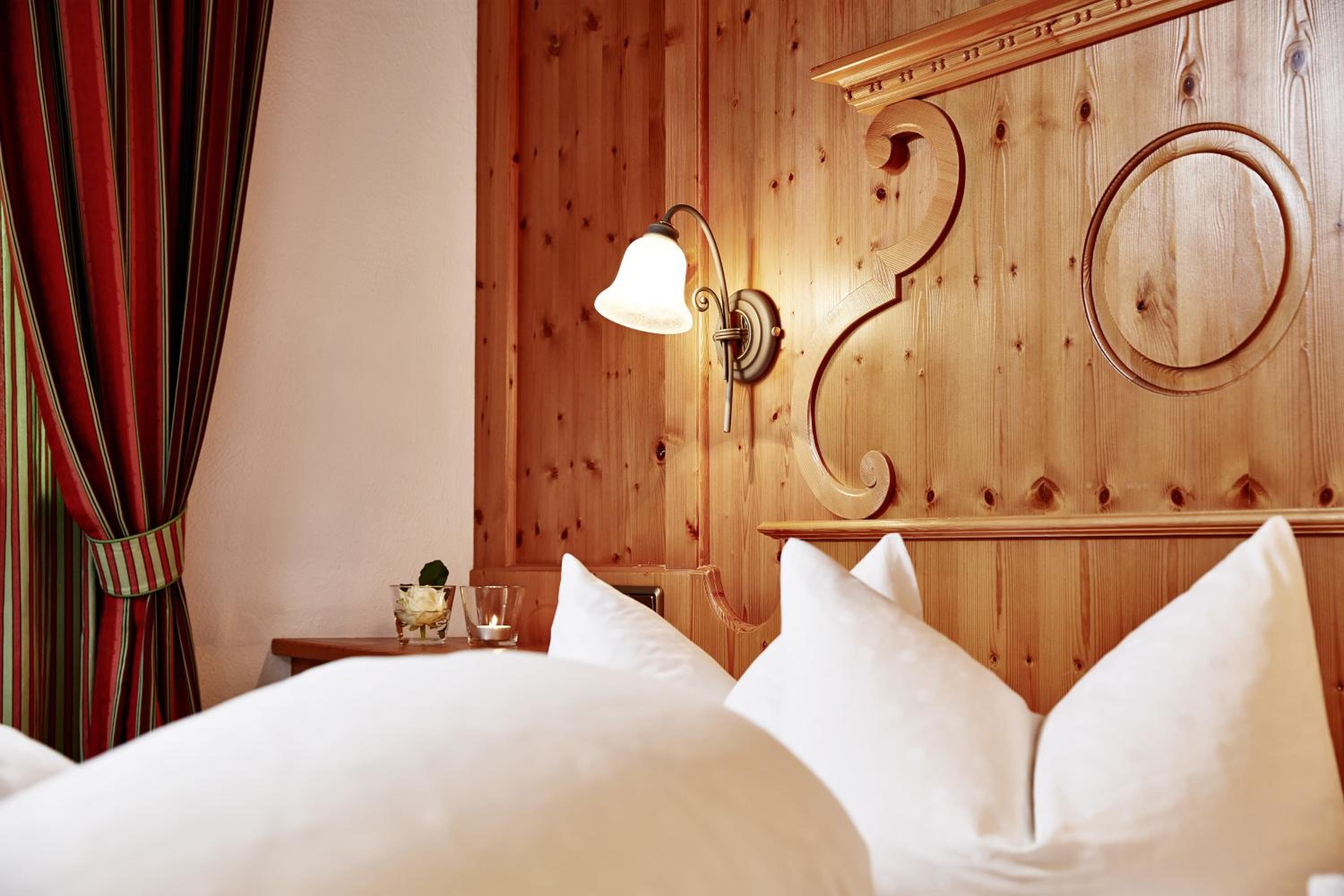 Deluxe Double Room with Balcony - Photo 5