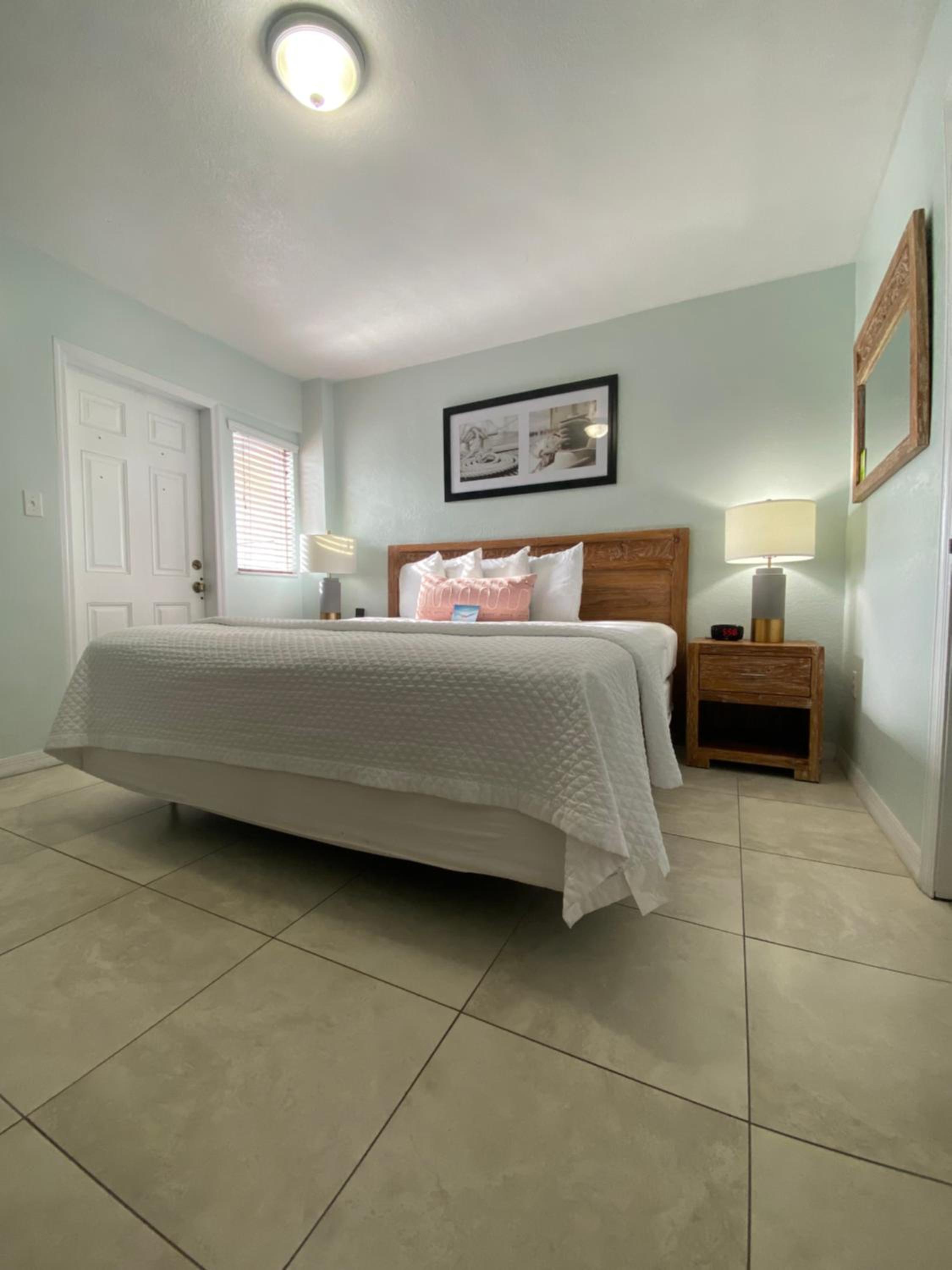 King Bed photo 3