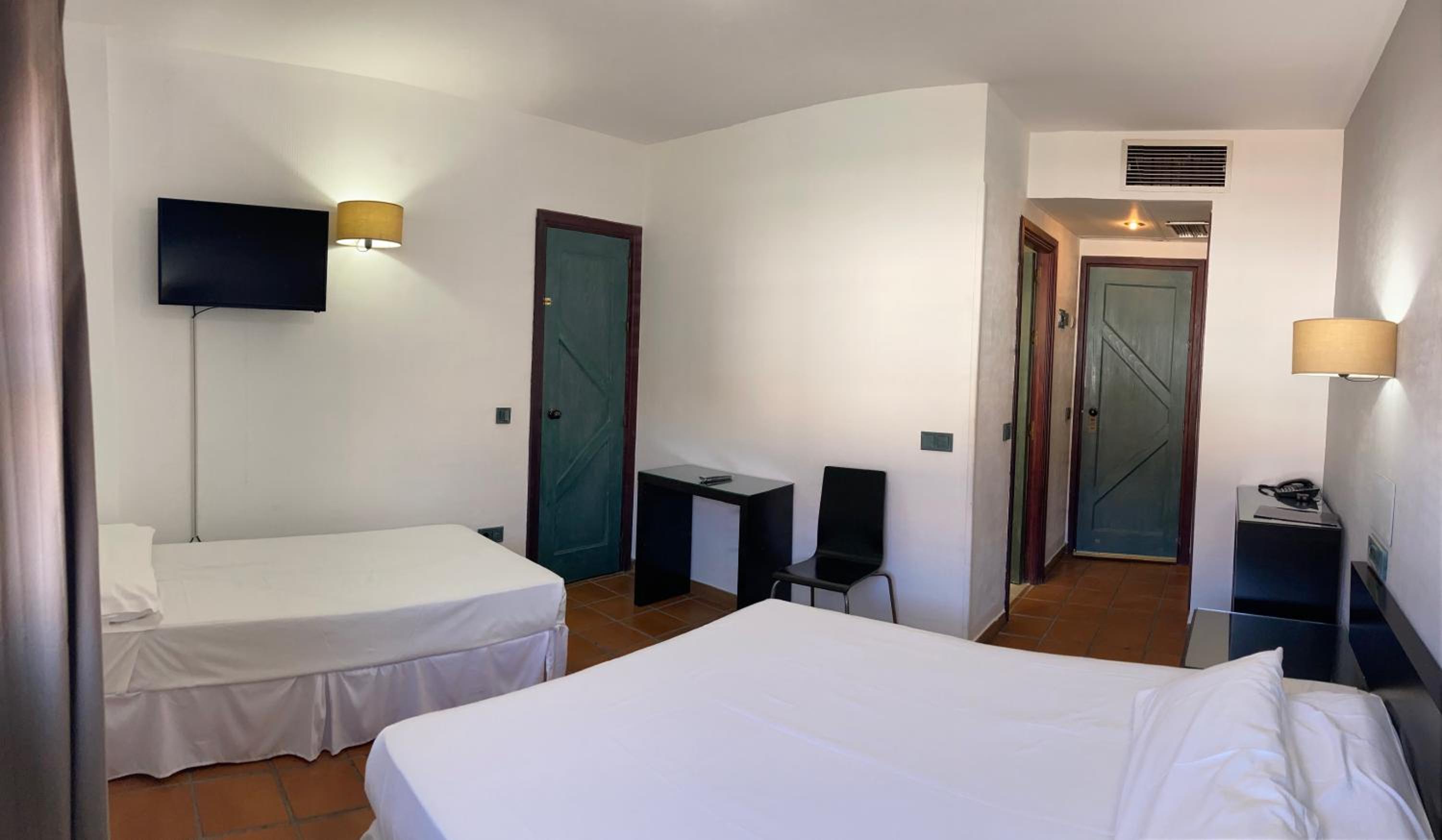 Double Room With Extra Bed photo 3