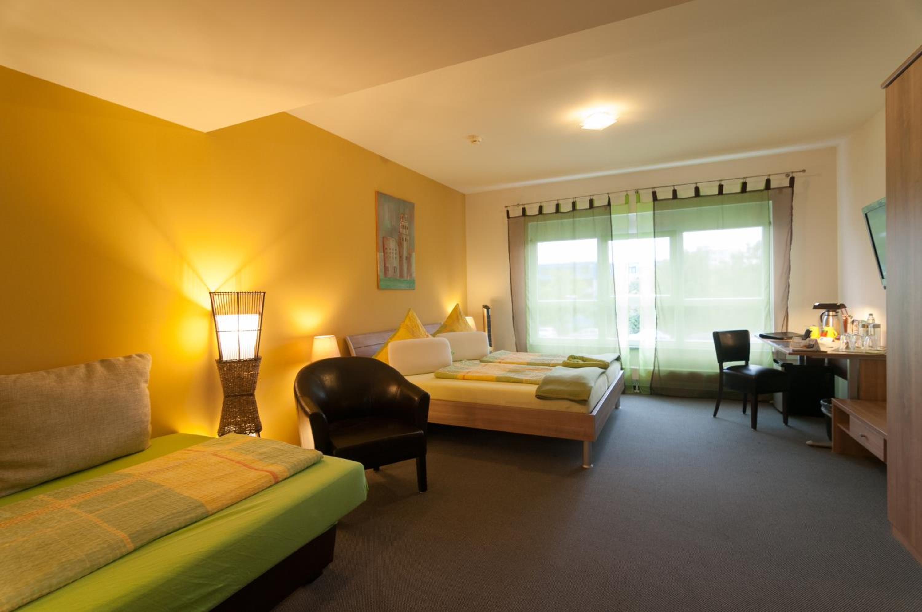 Quadruple Room with Private Bathroom - Photo 15