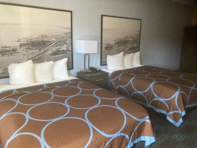 Queen Room with Two Queen Beds - Non-Smoking - Photo 2