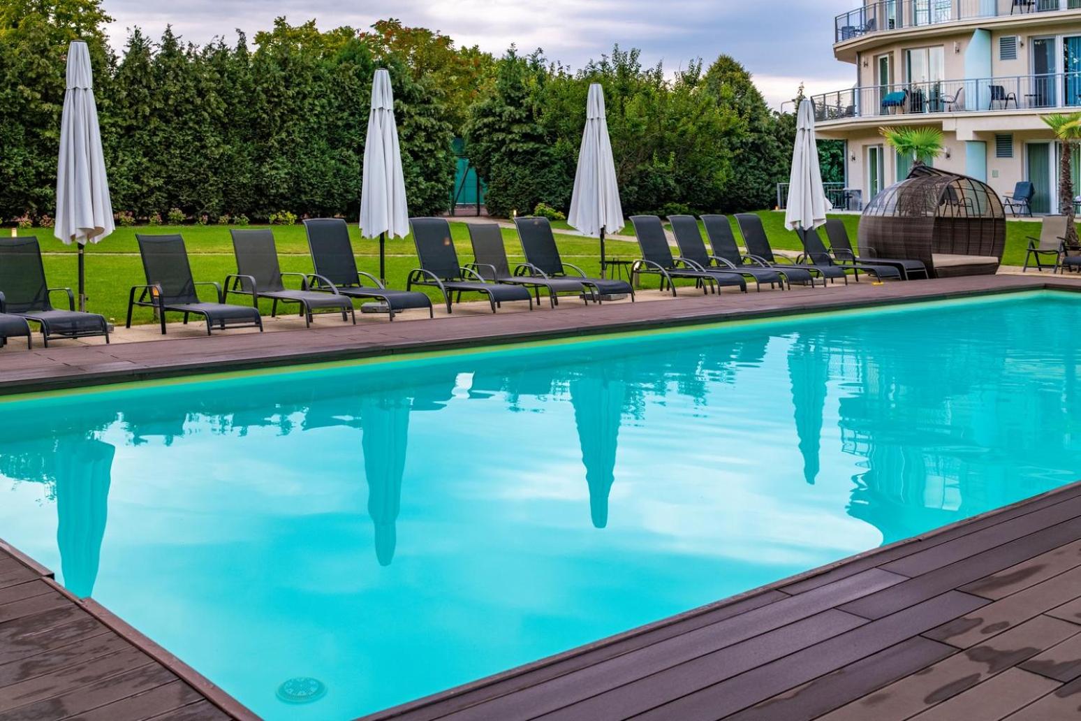 Double Room with Pool View - Photo 10
