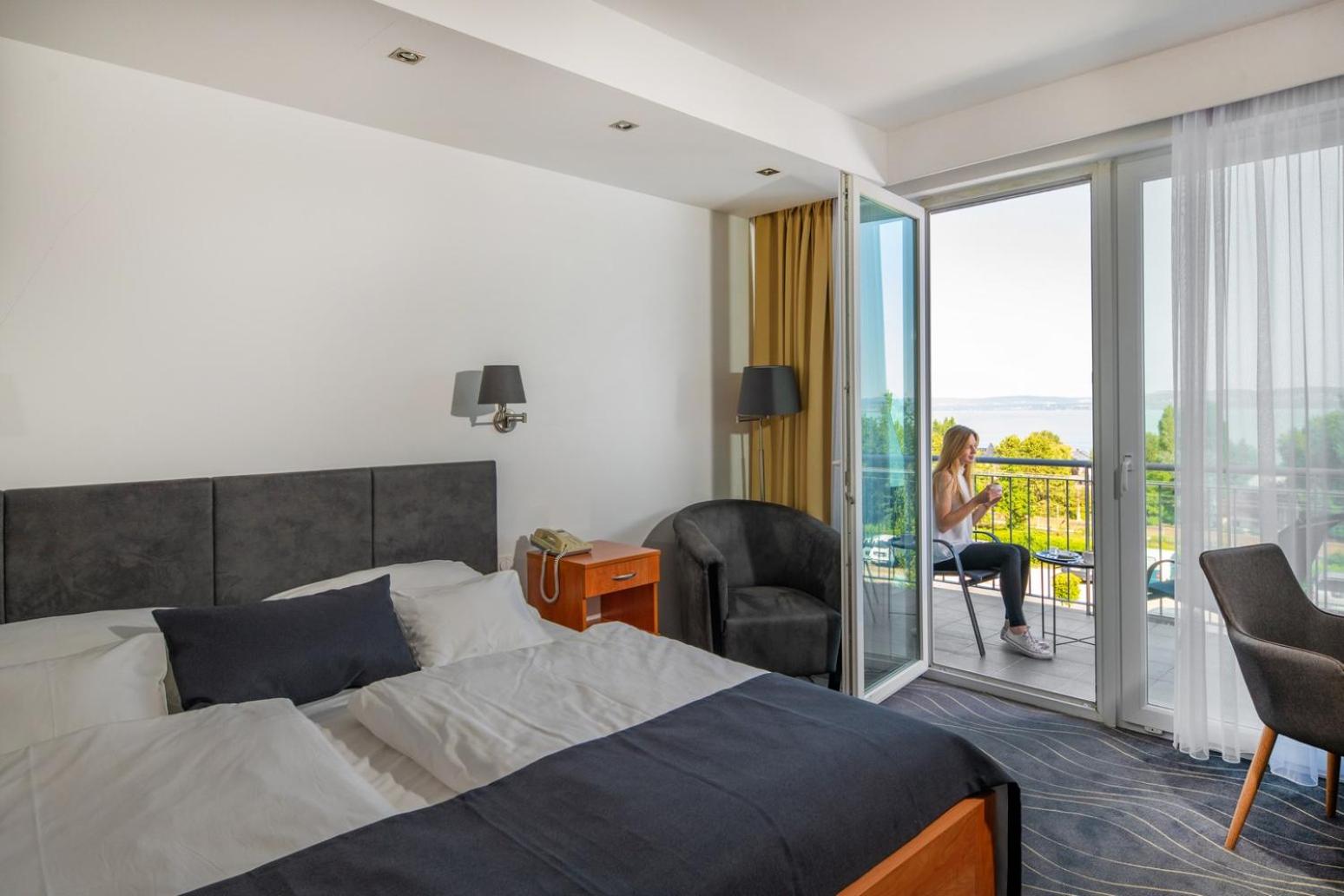 Superior Double or Twin Room with Lake View - Photo 10
