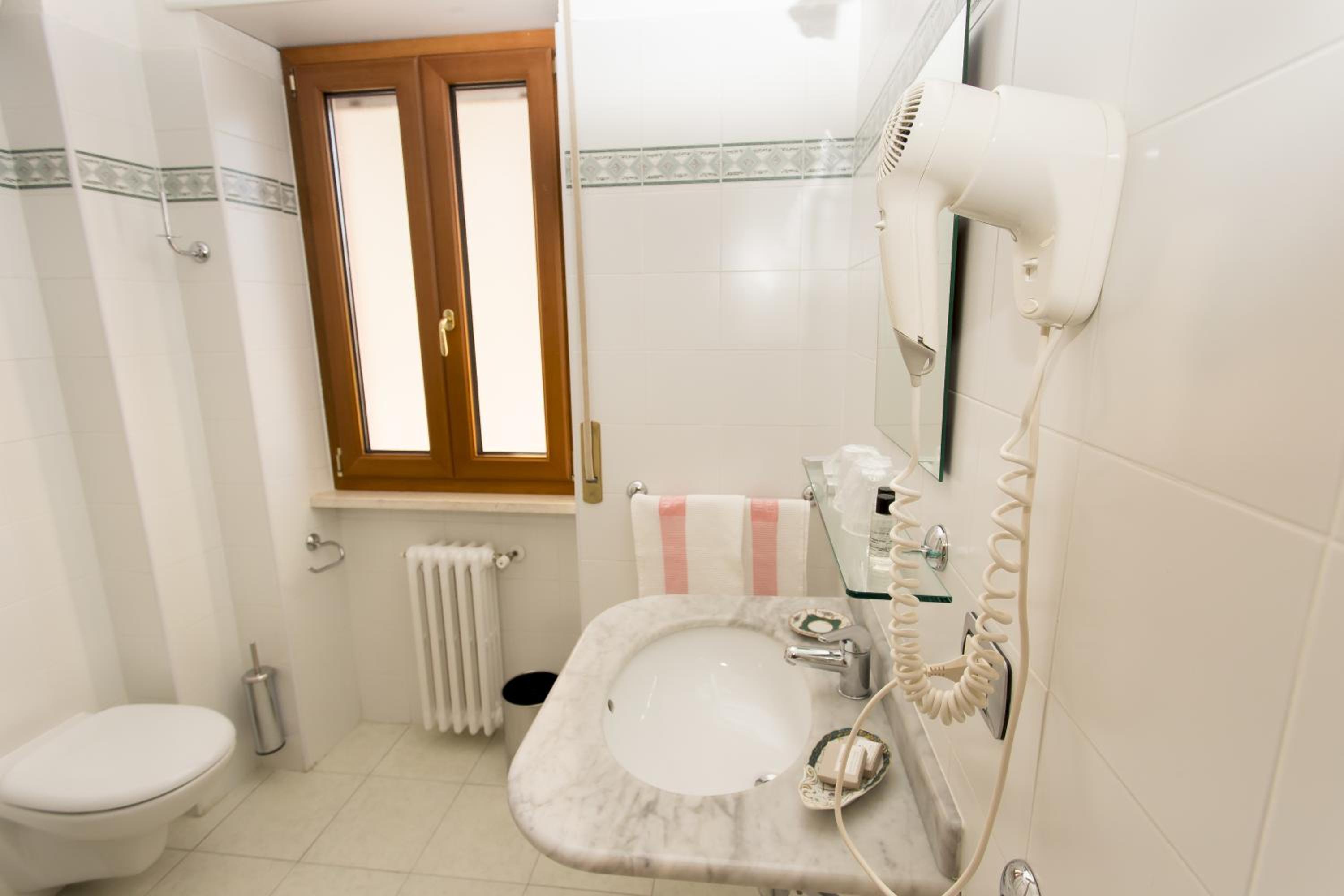 Double or Twin Room - Photo 11