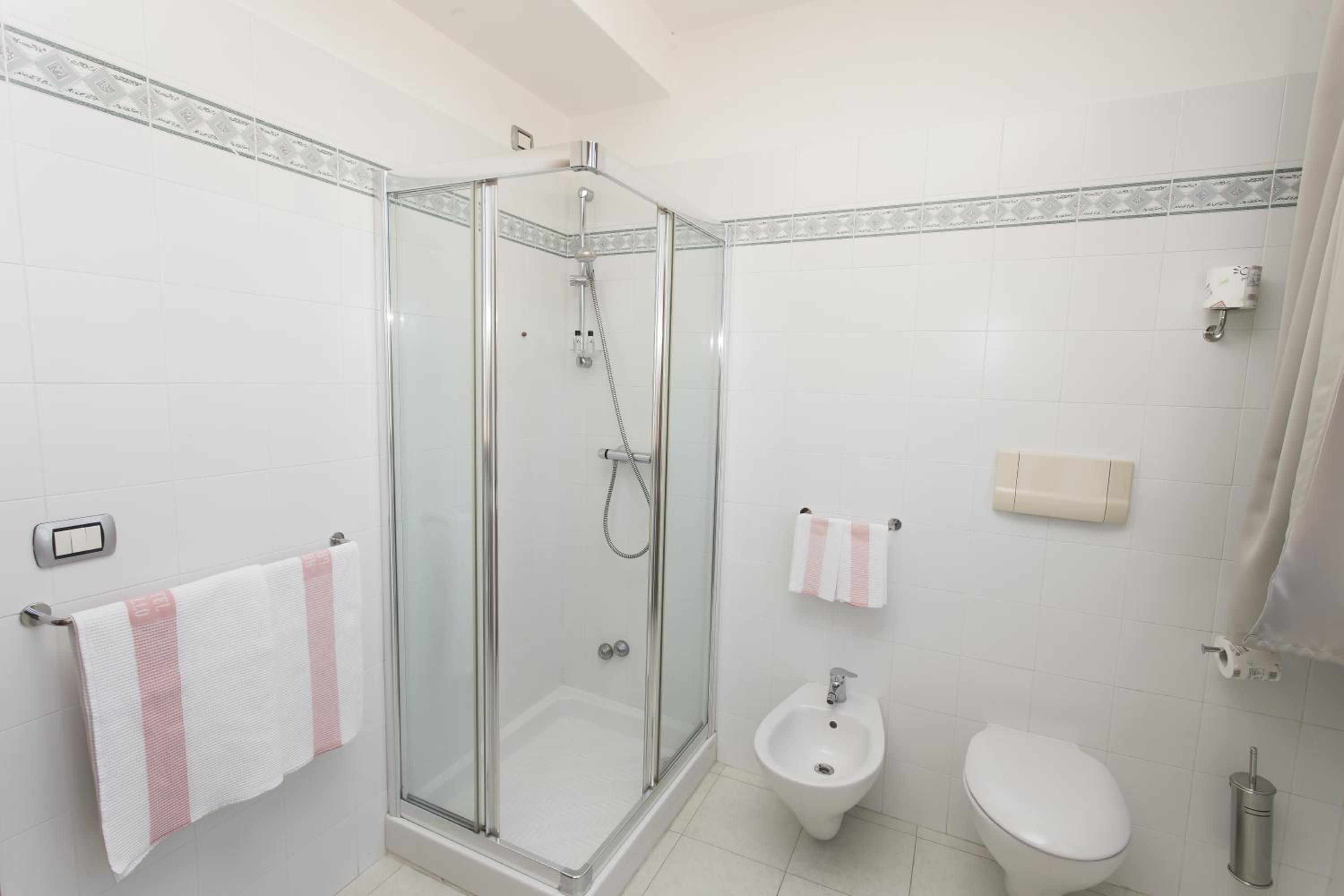 Double or Twin Room - Photo 4