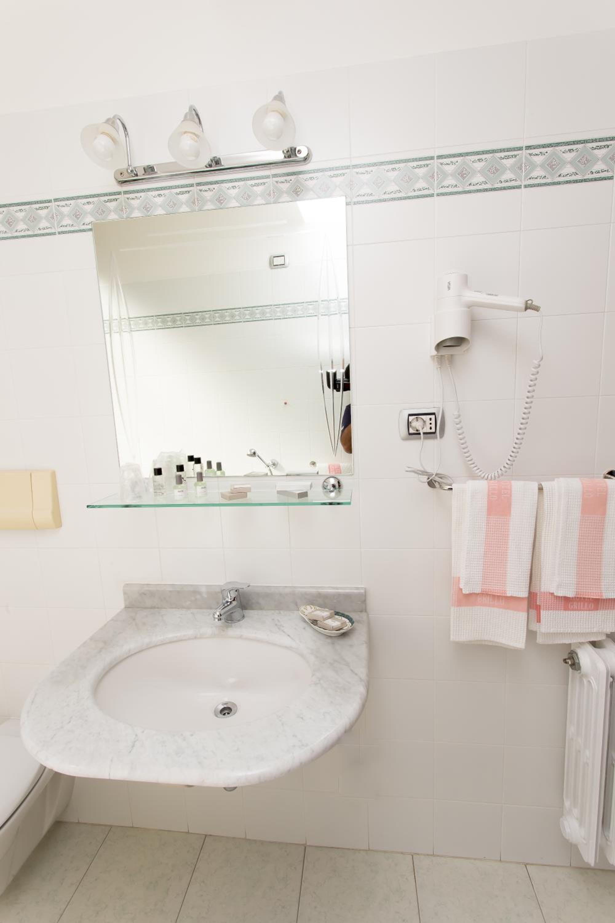 Double or Twin Room - Photo 9
