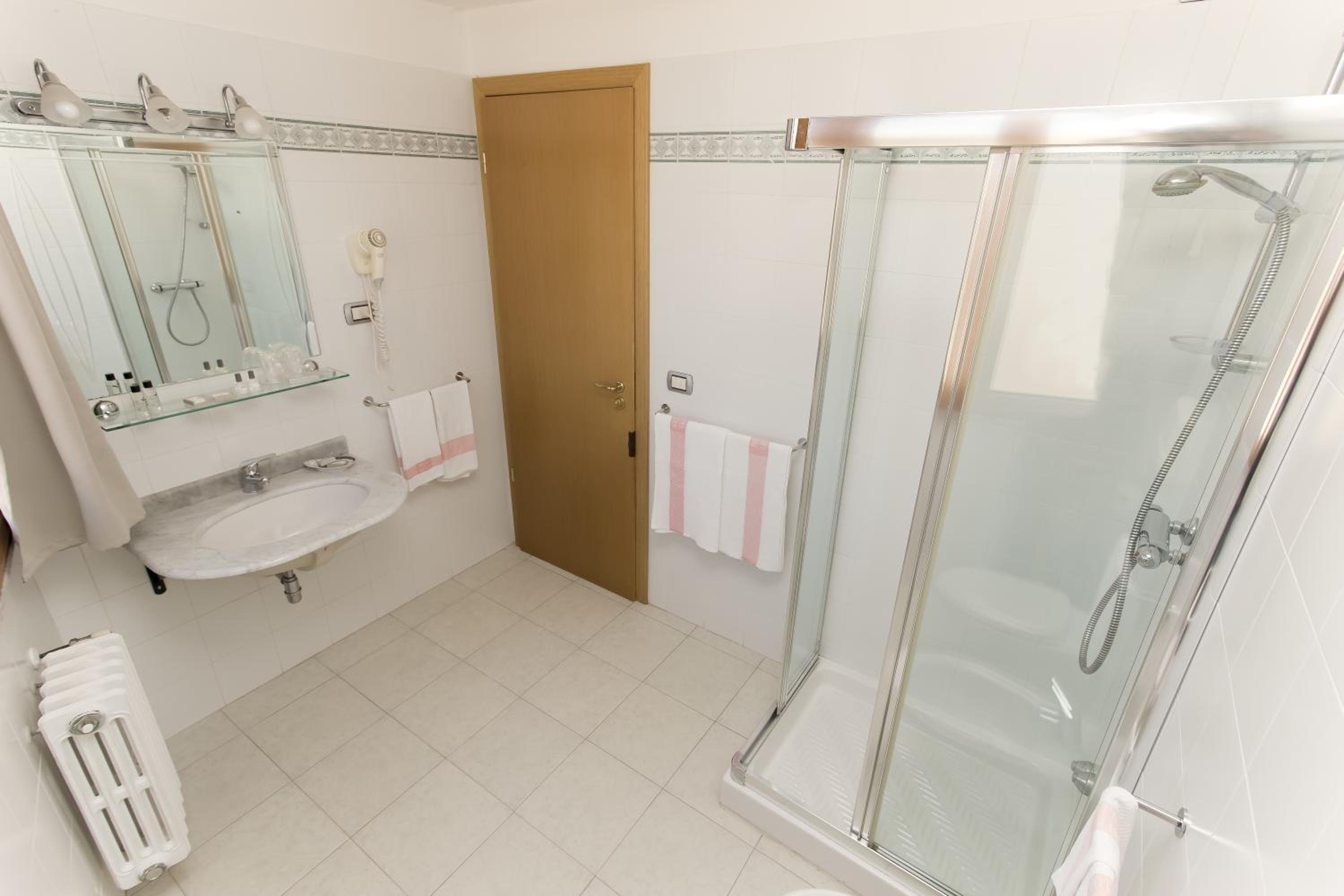 Double or Twin Room - Photo 7