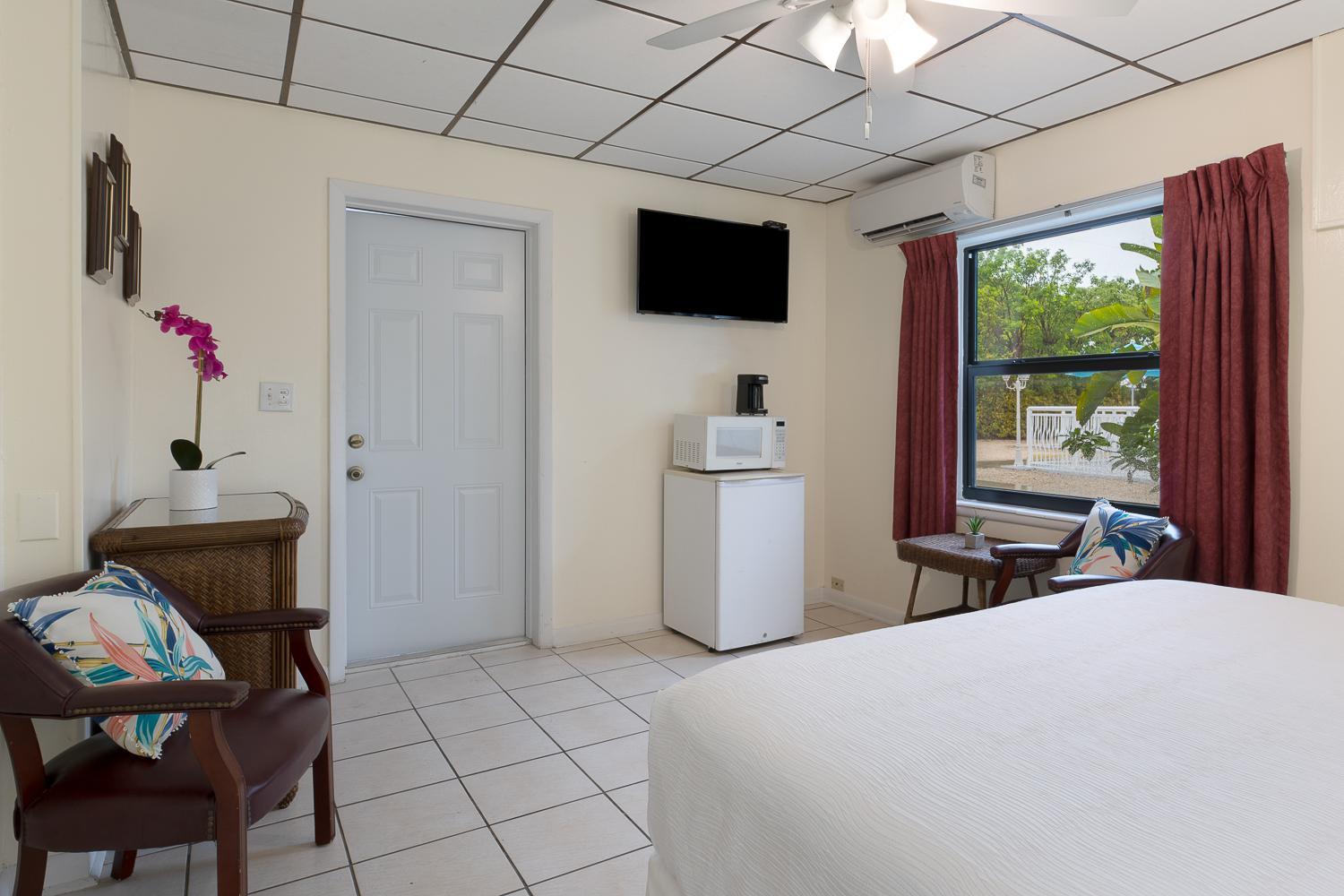 Queen Room with Pool View - Photo 1