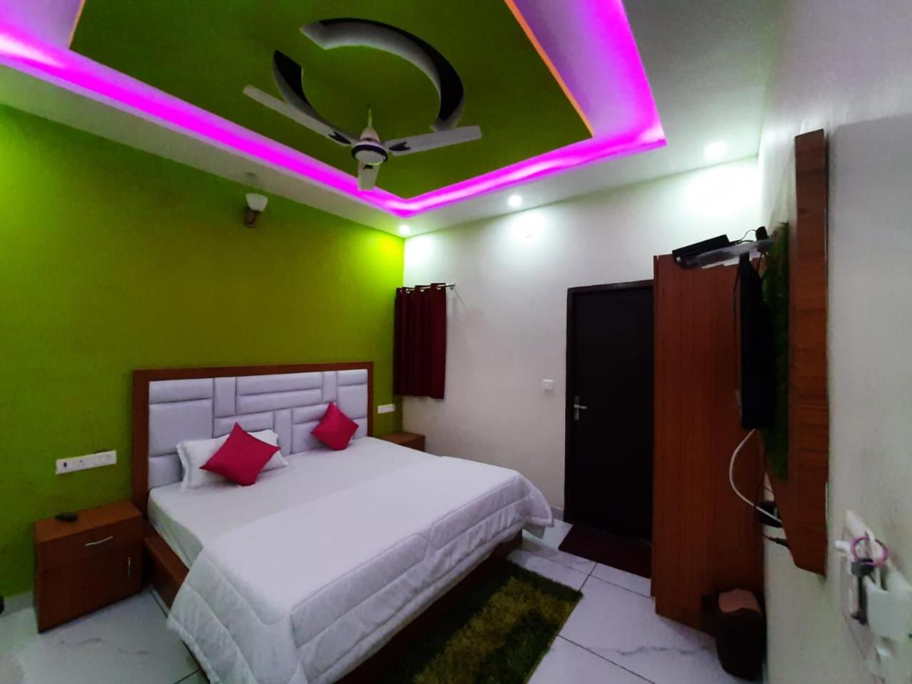 Deluxe Double Room (2 Adults + 1 Child) photo 3
