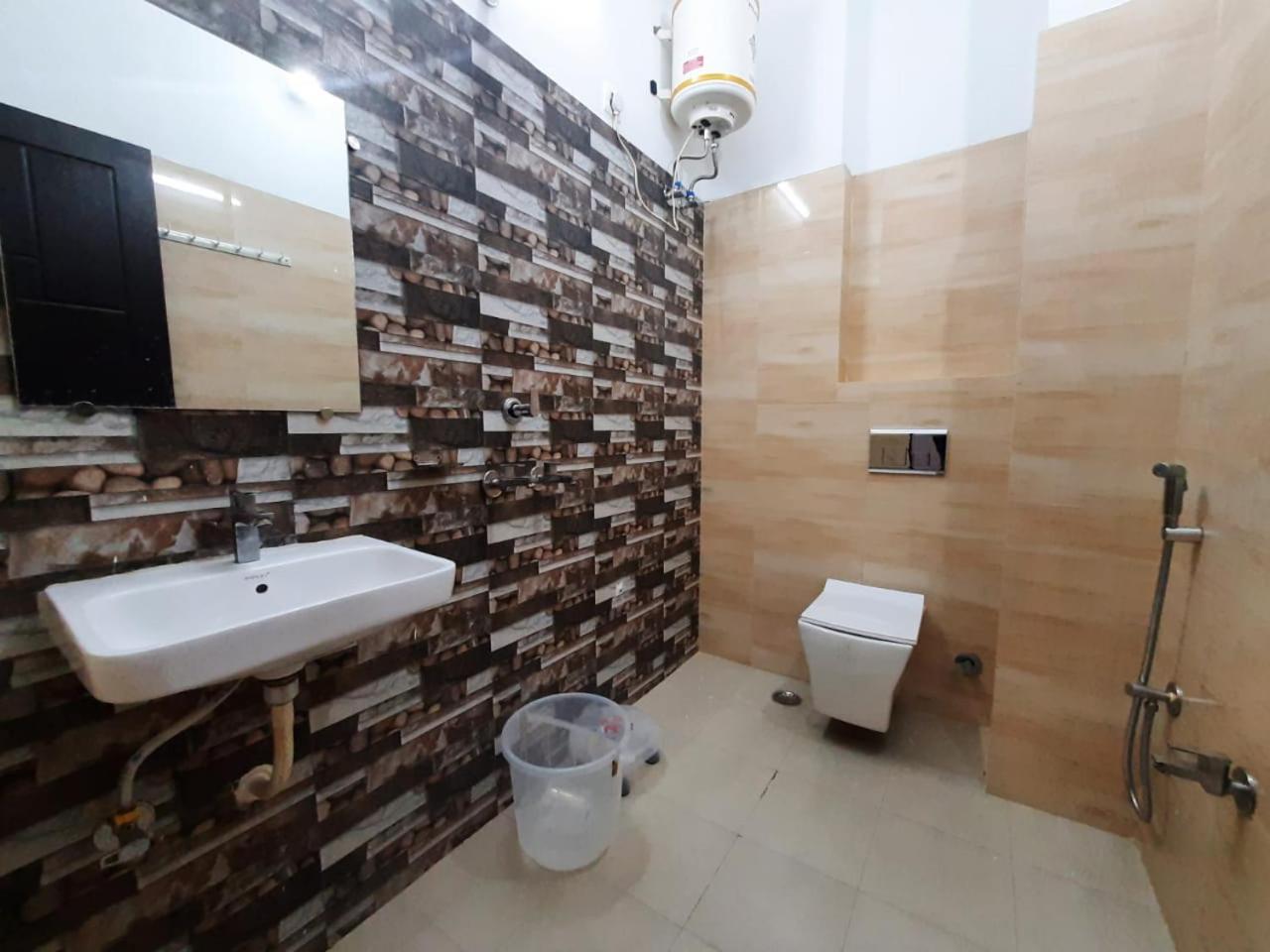 Deluxe Double Room (2 Adults + 1 Child) photo 2