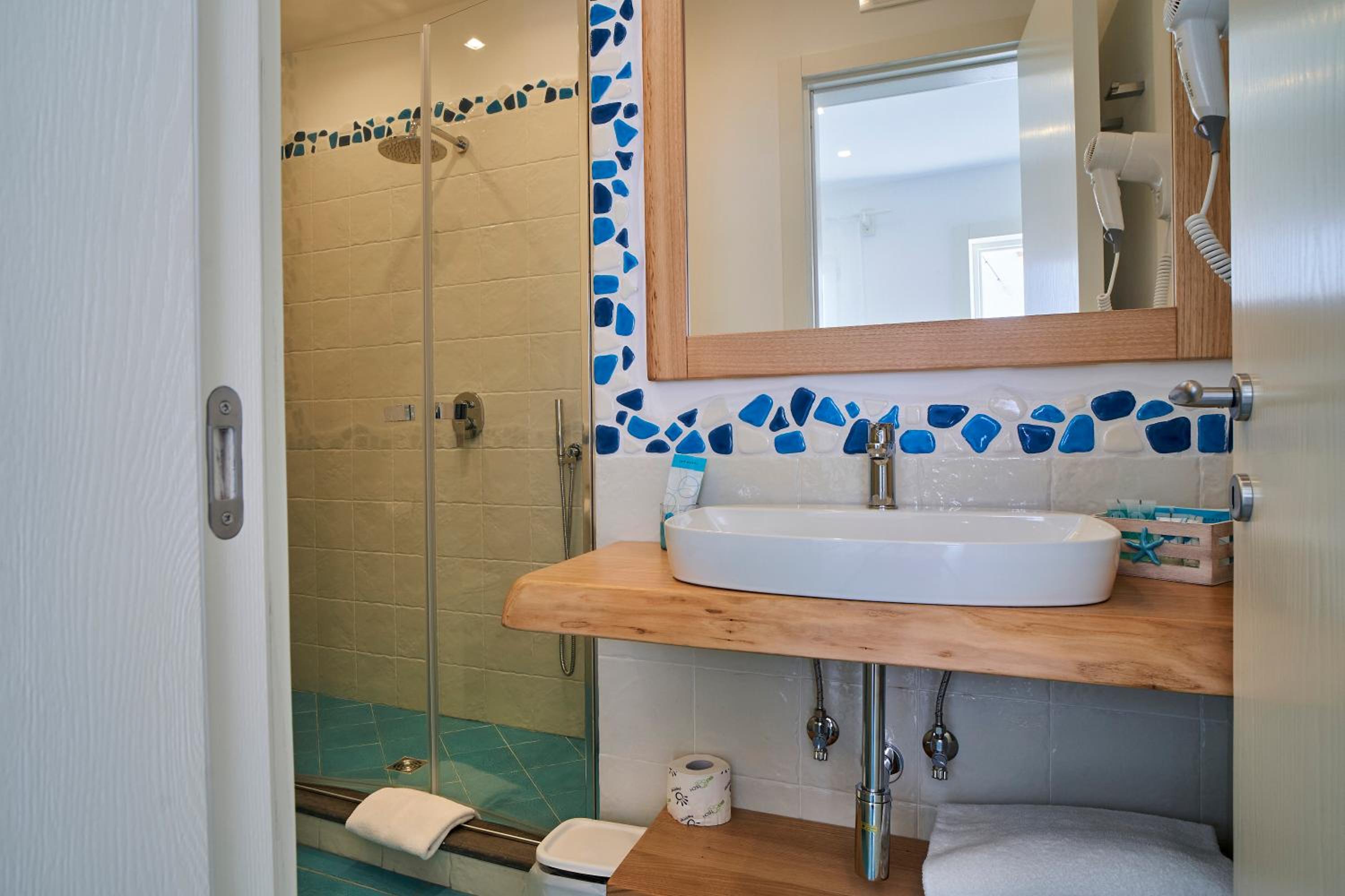 Double or Twin Room with Private Bathroom - Photo 2