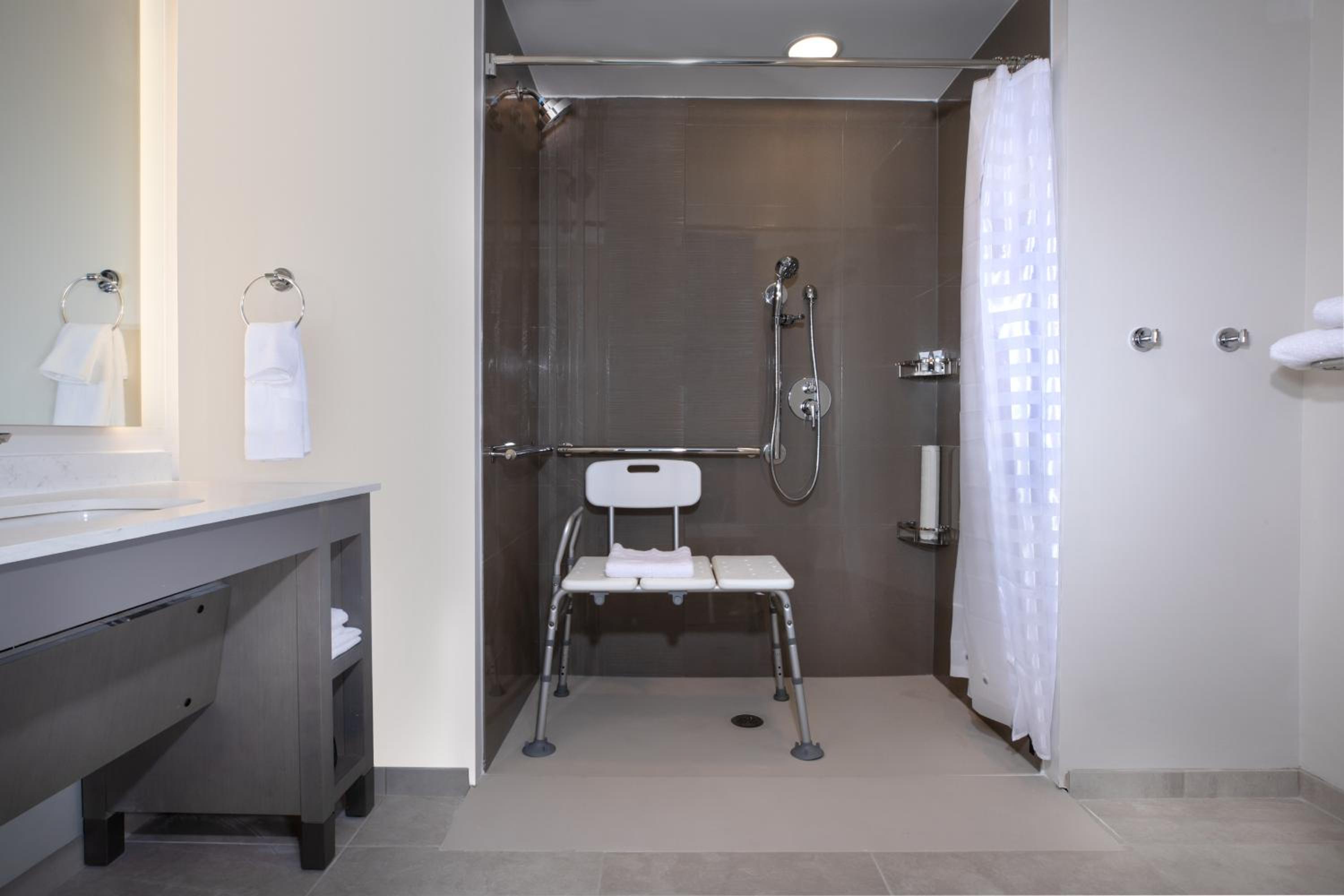 King Studio Suite with Kitchen and Roll-In Shower - Disability Access - Photo 2