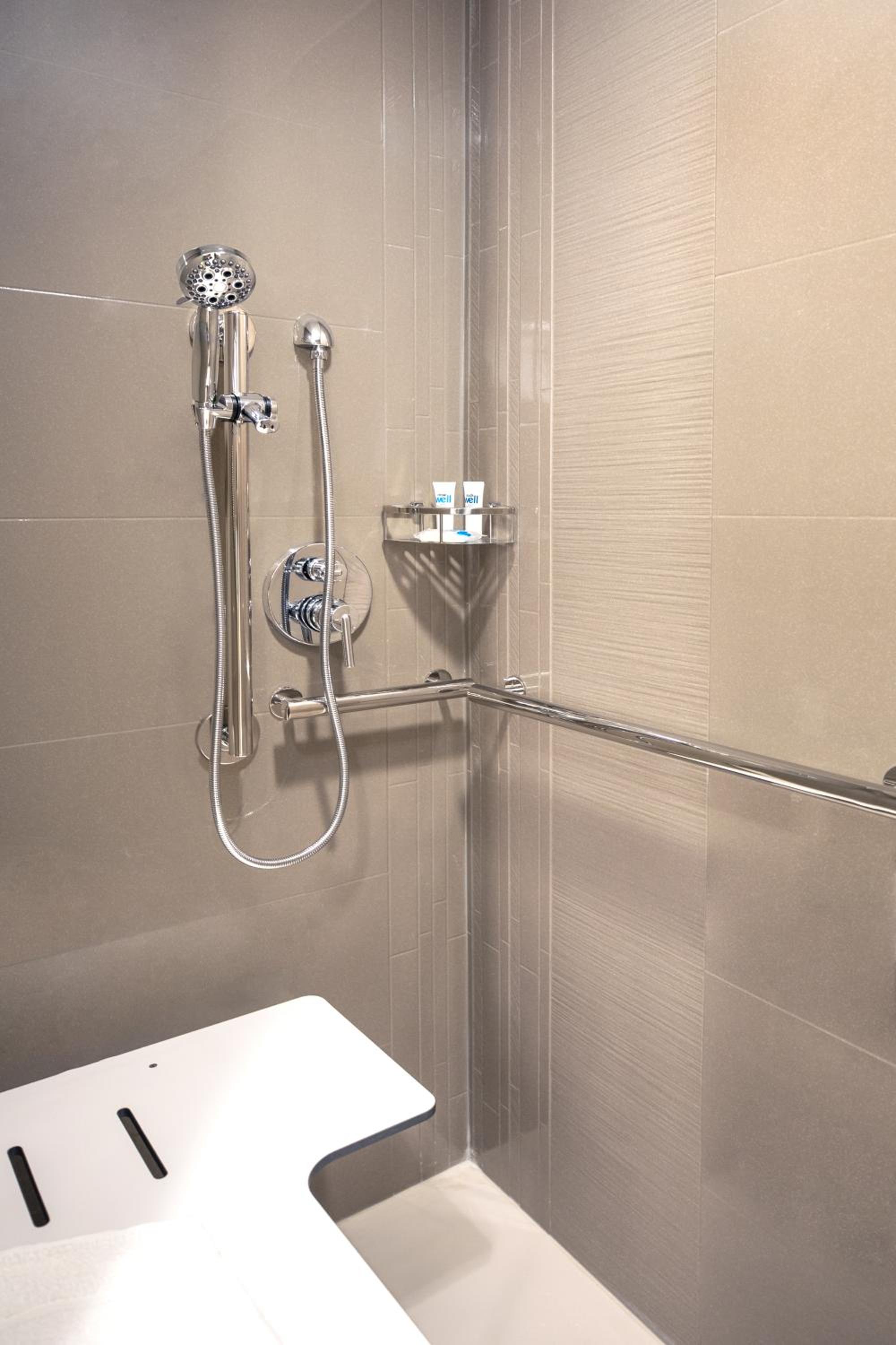 King Studio Suite with Kitchen and Roll-In Shower - Disability Access - Photo 3