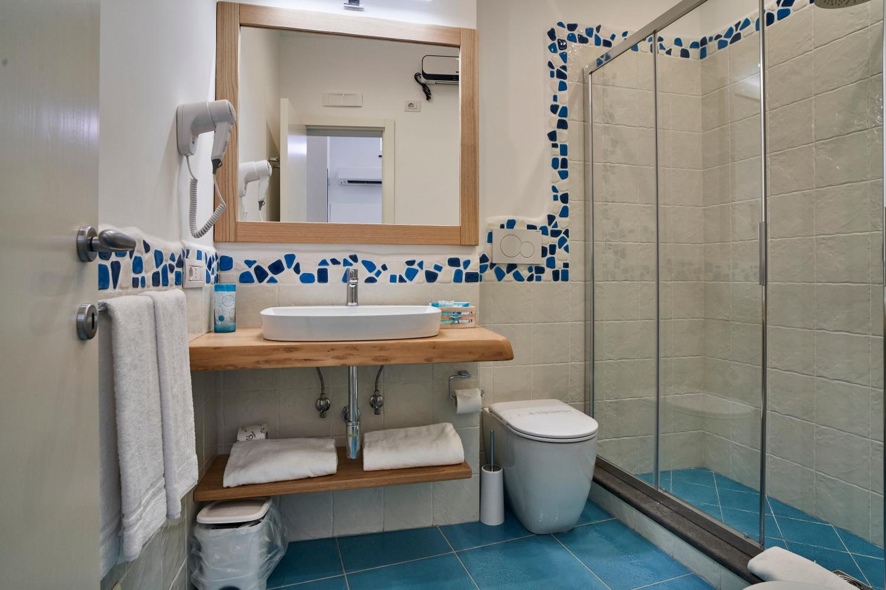 Double or Twin Room with Private Bathroom photo 3