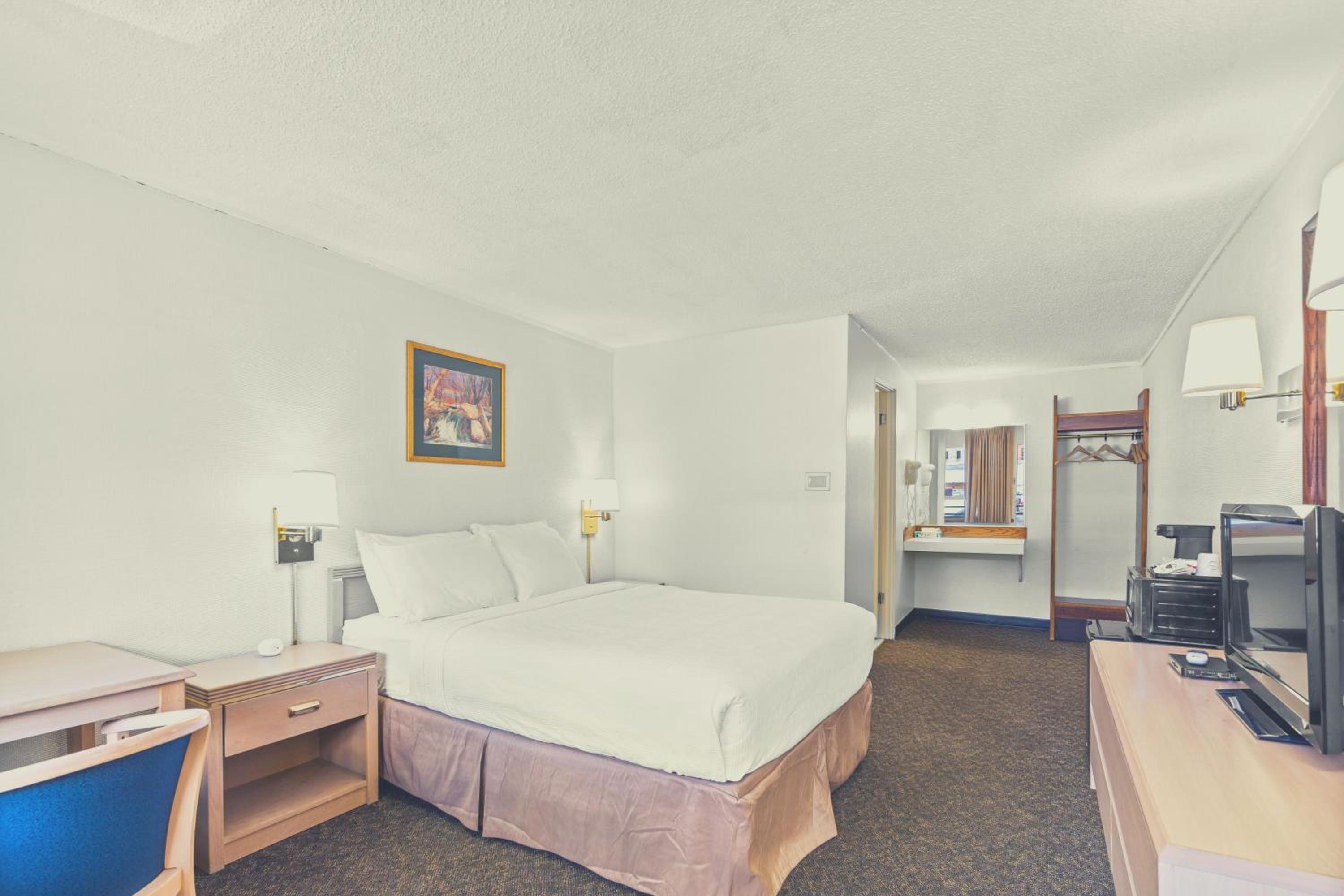 Standard Queen Room - Photo 9