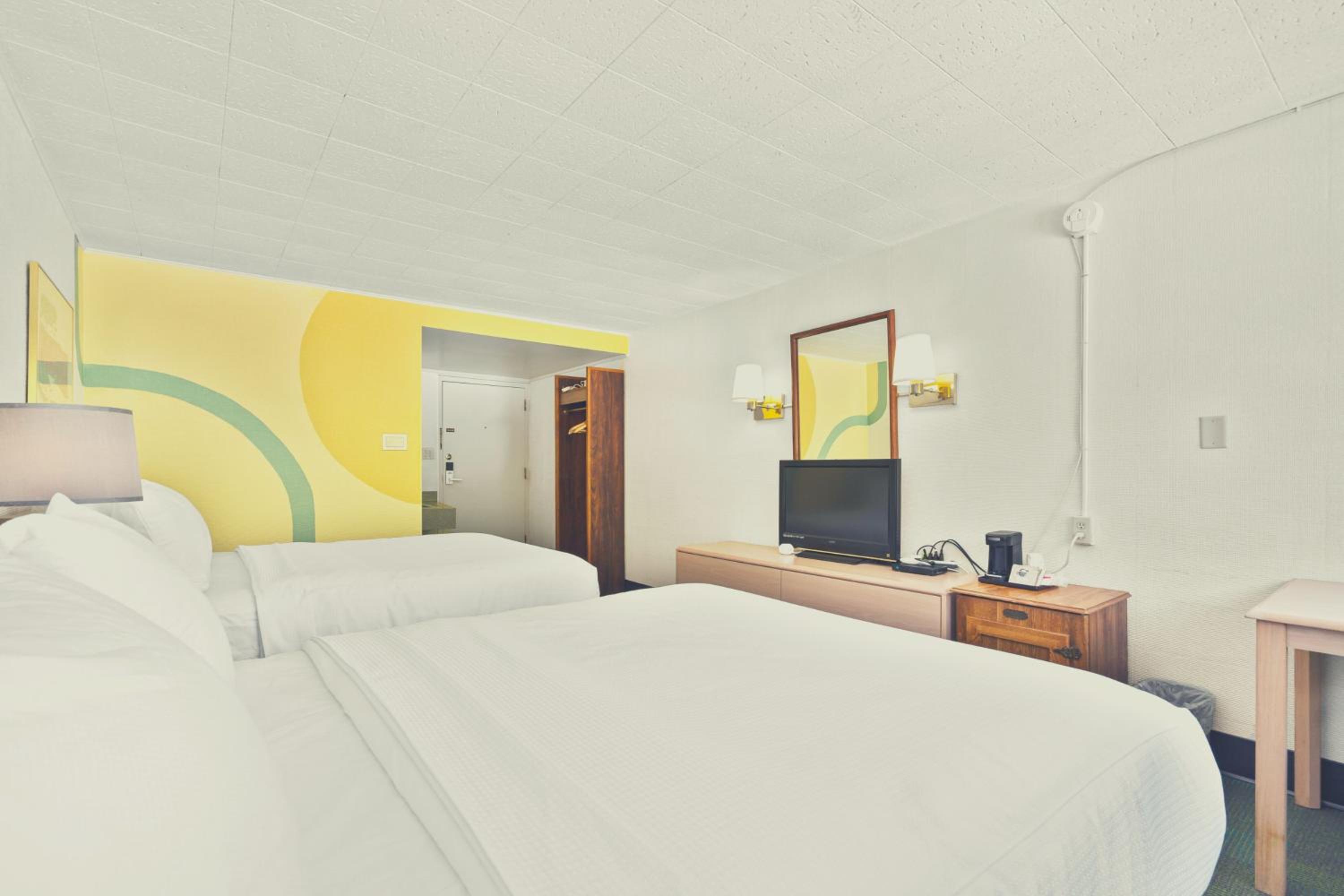 Superior Two Queen Room - Photo 7