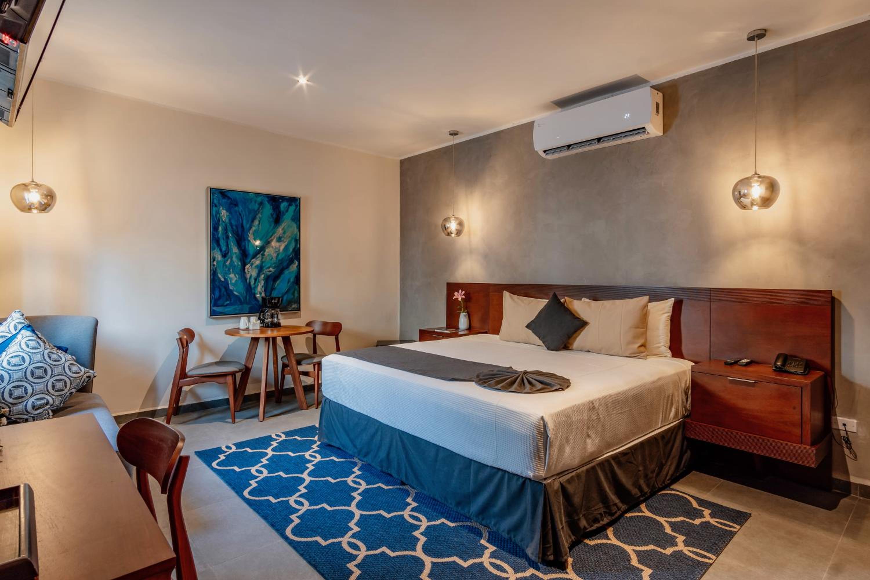 Deluxe Suite - Photo 1
