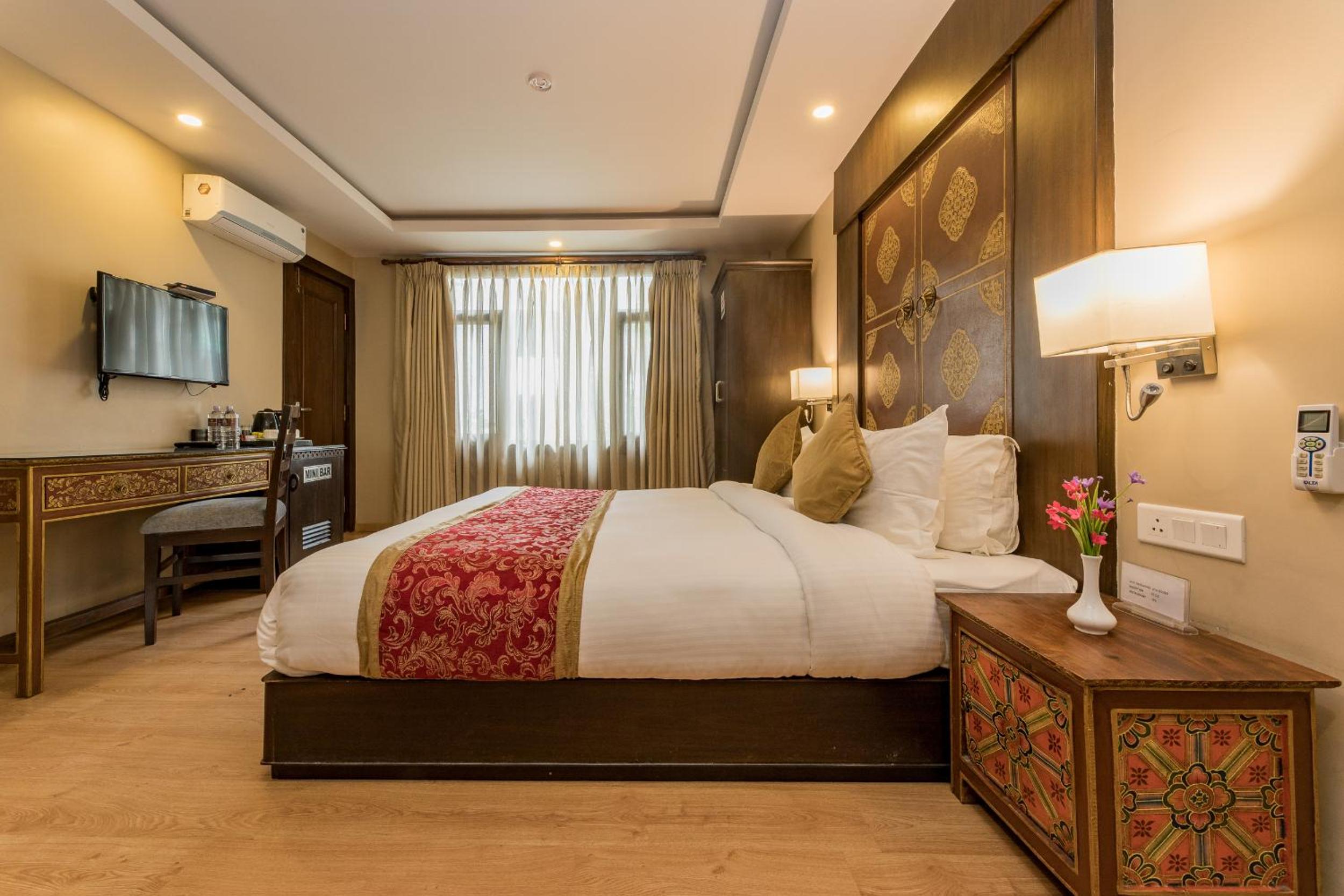 Deluxe King Room with Balcony - Photo 6