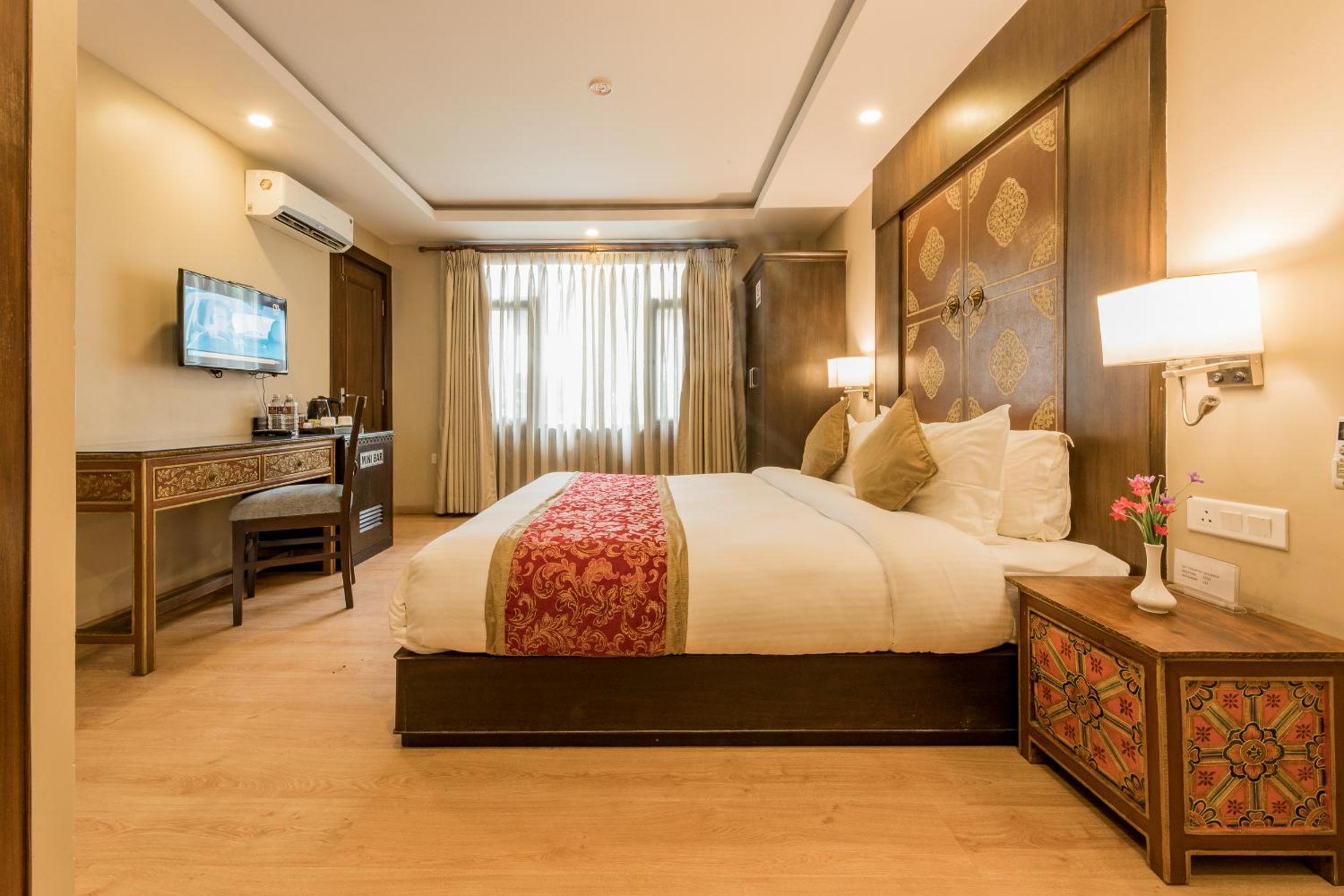 Deluxe King Room with Balcony - Photo 1