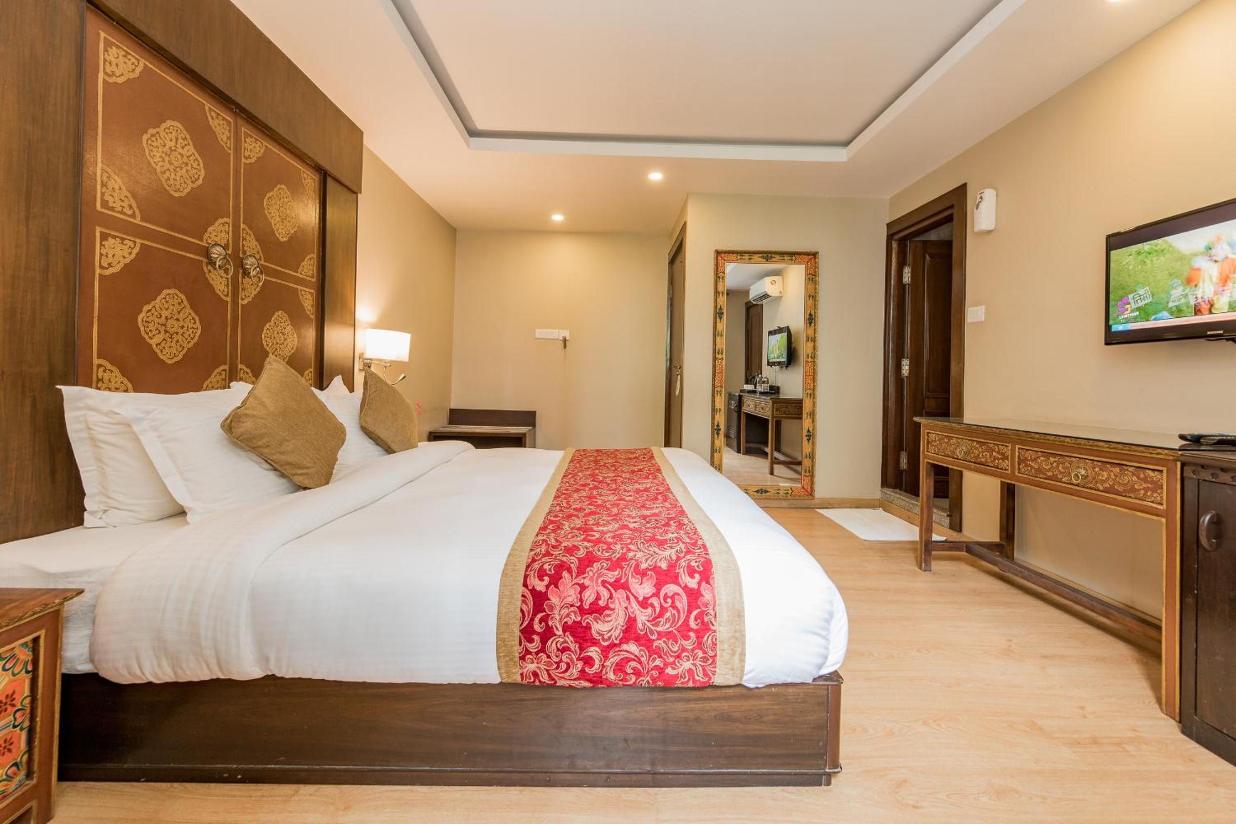 Deluxe King Room with Balcony - Photo 10