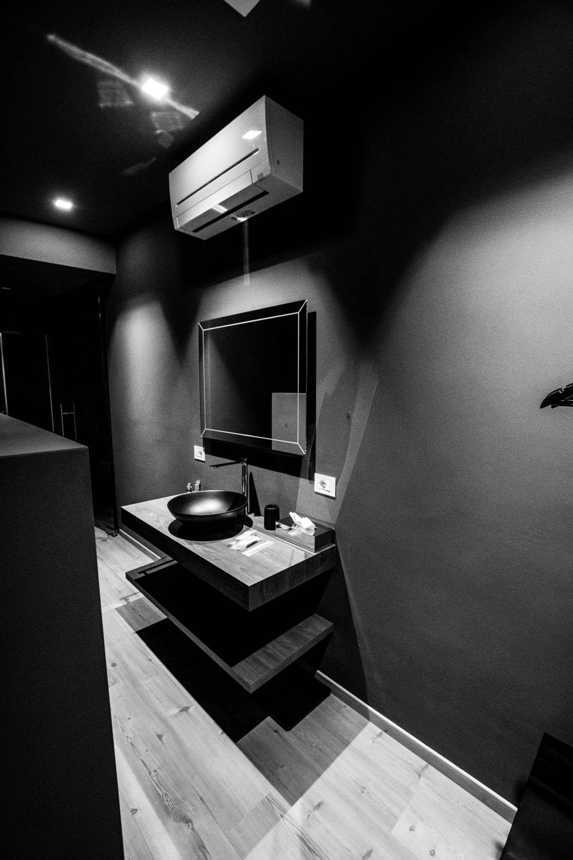 Deluxe King Room - Photo 13