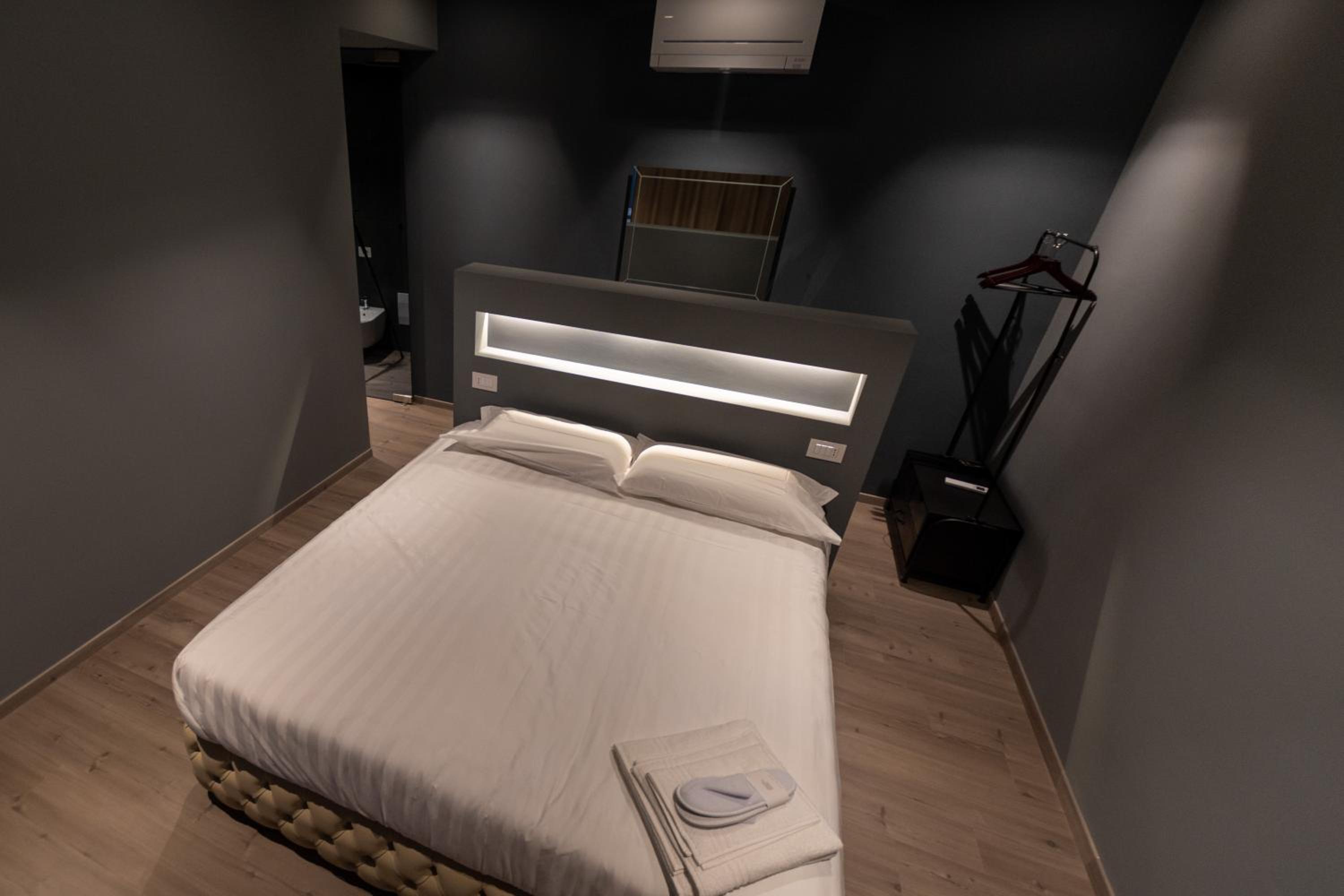 Deluxe King Room - Photo 17