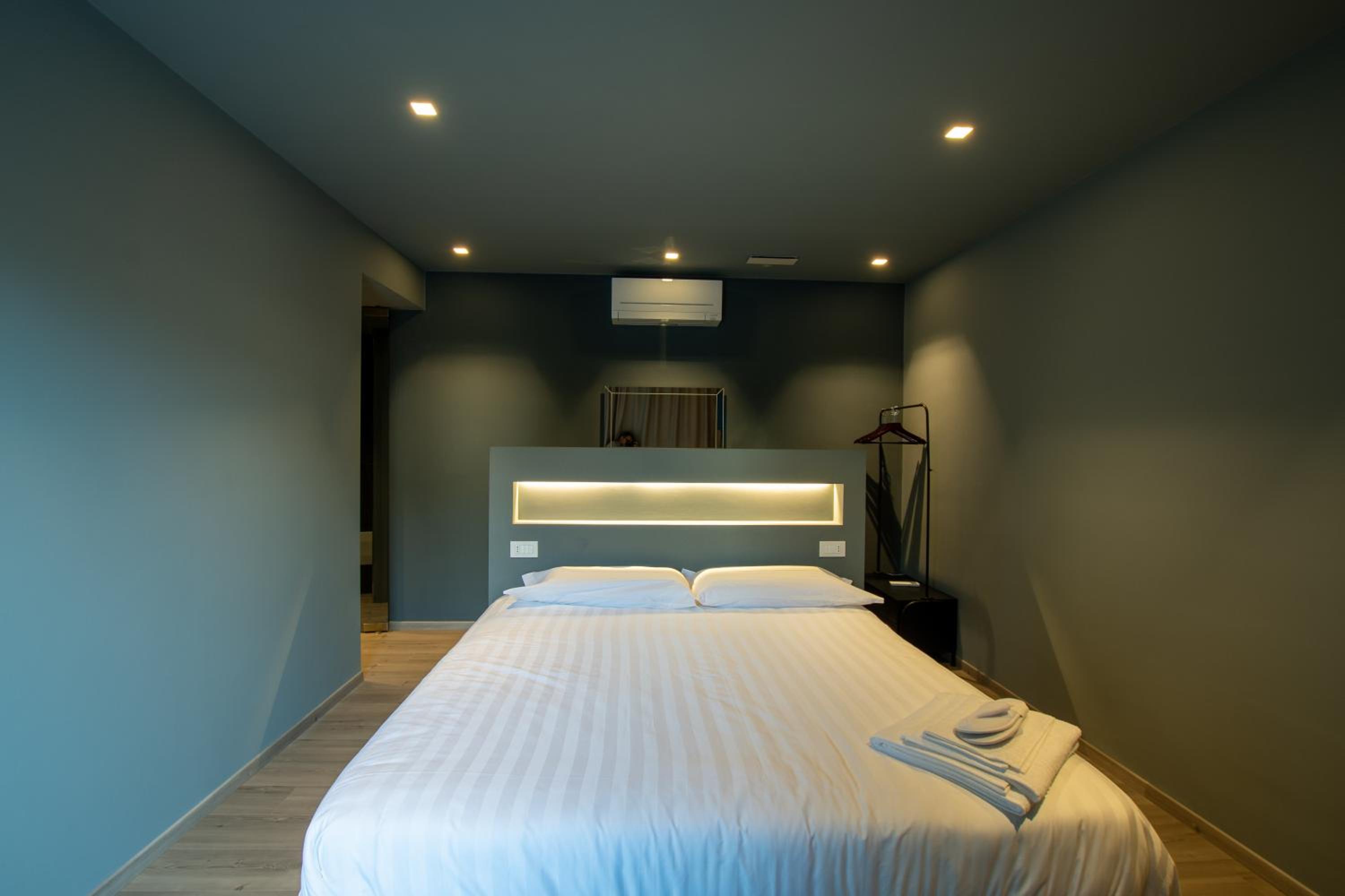 Deluxe King Room - Photo 22