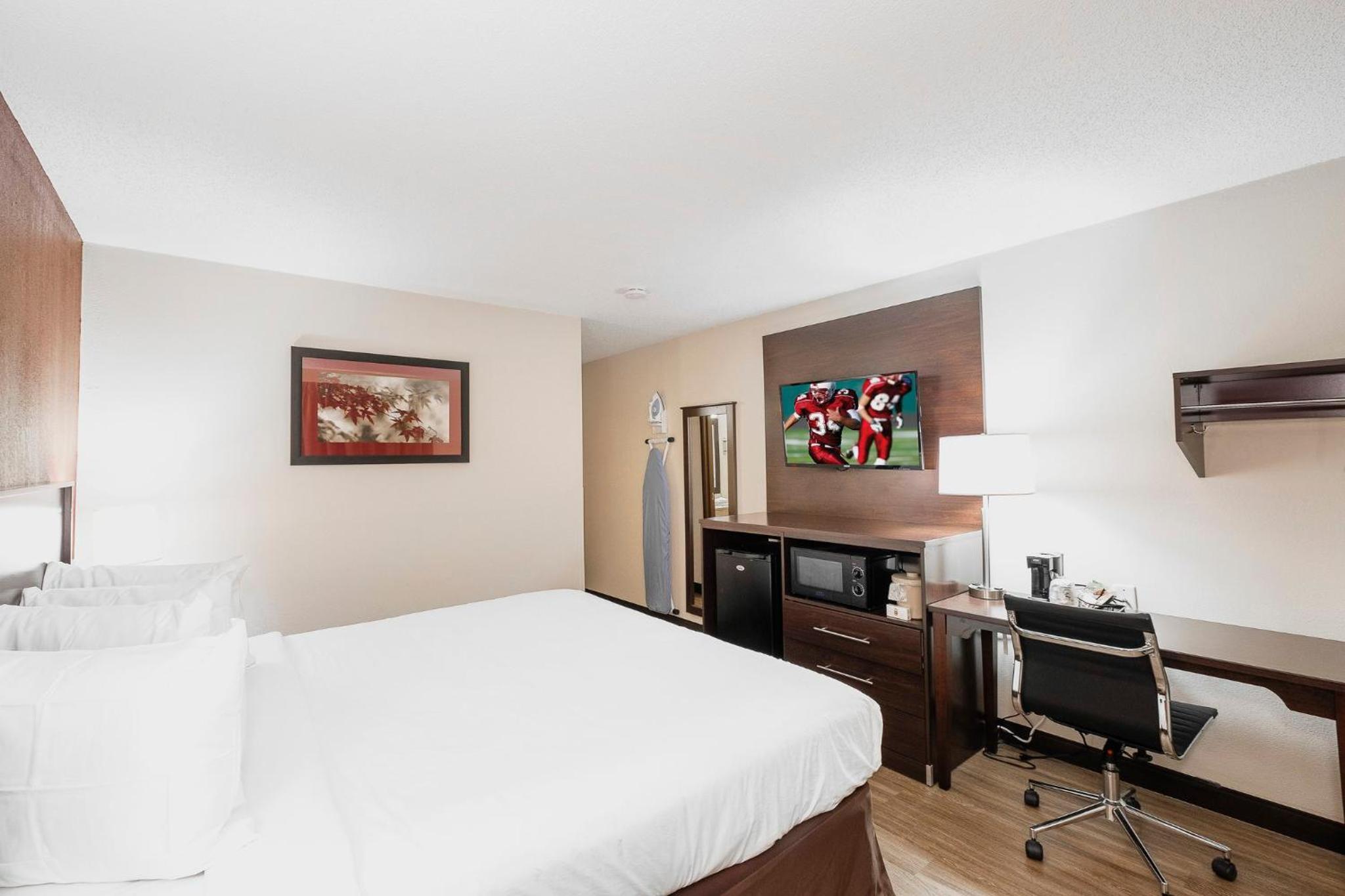 Deluxe Room with One Queen Bed Disability Access Non-Smoking photo 1