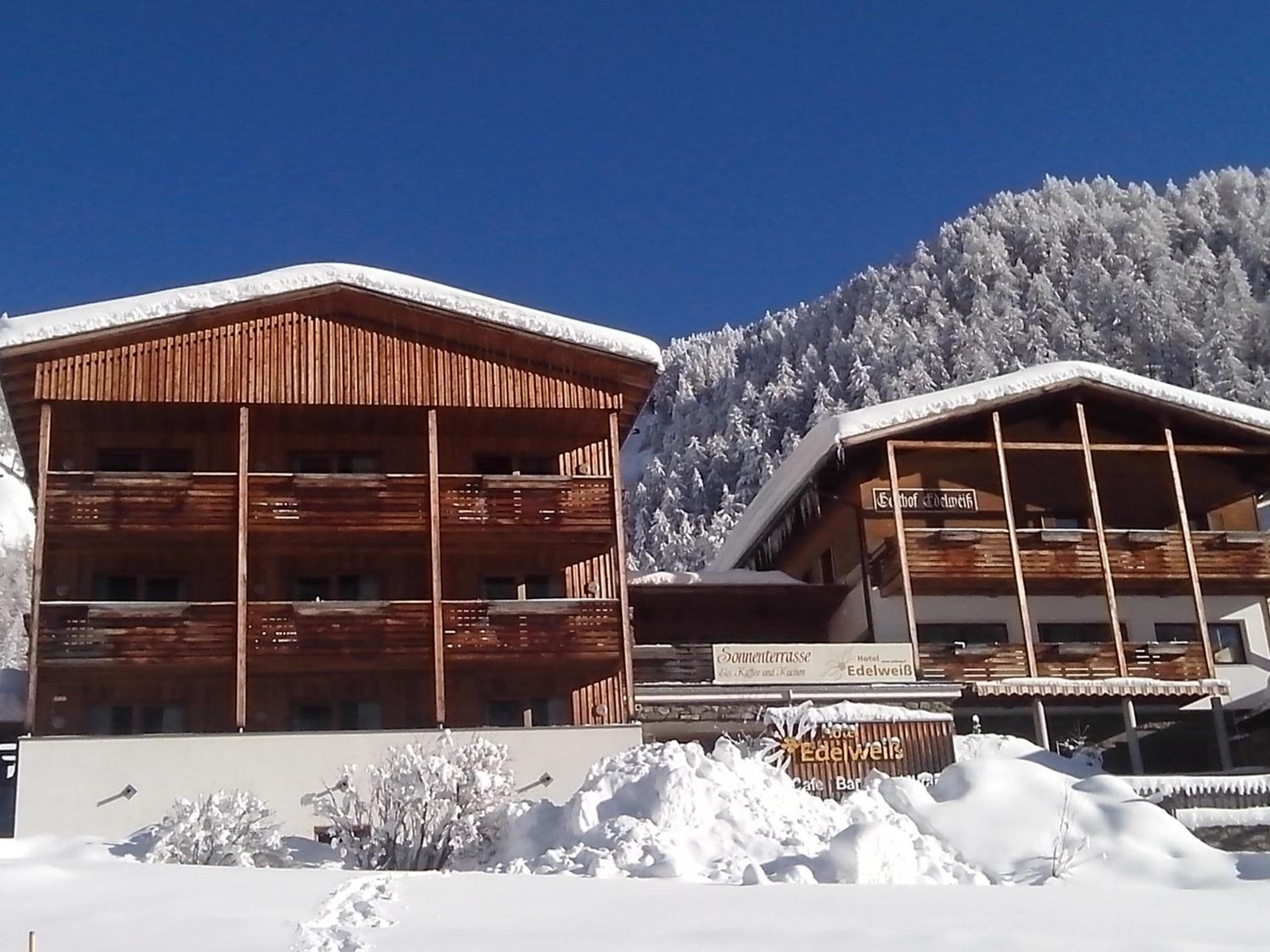 Quadruple Room with Balcony and Mountain View - Photo 15