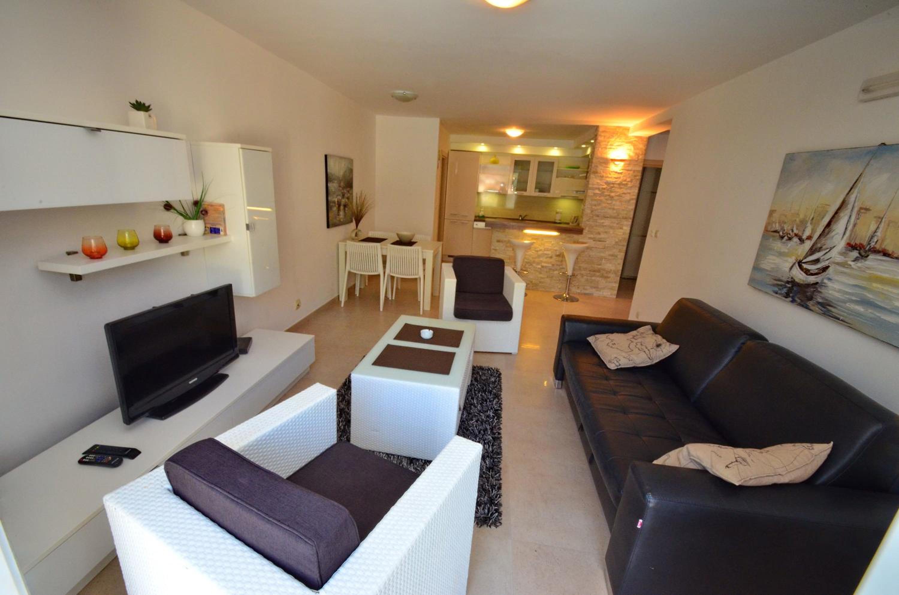 Comfort One-Bedroom Apartment with Sea View  photo 3