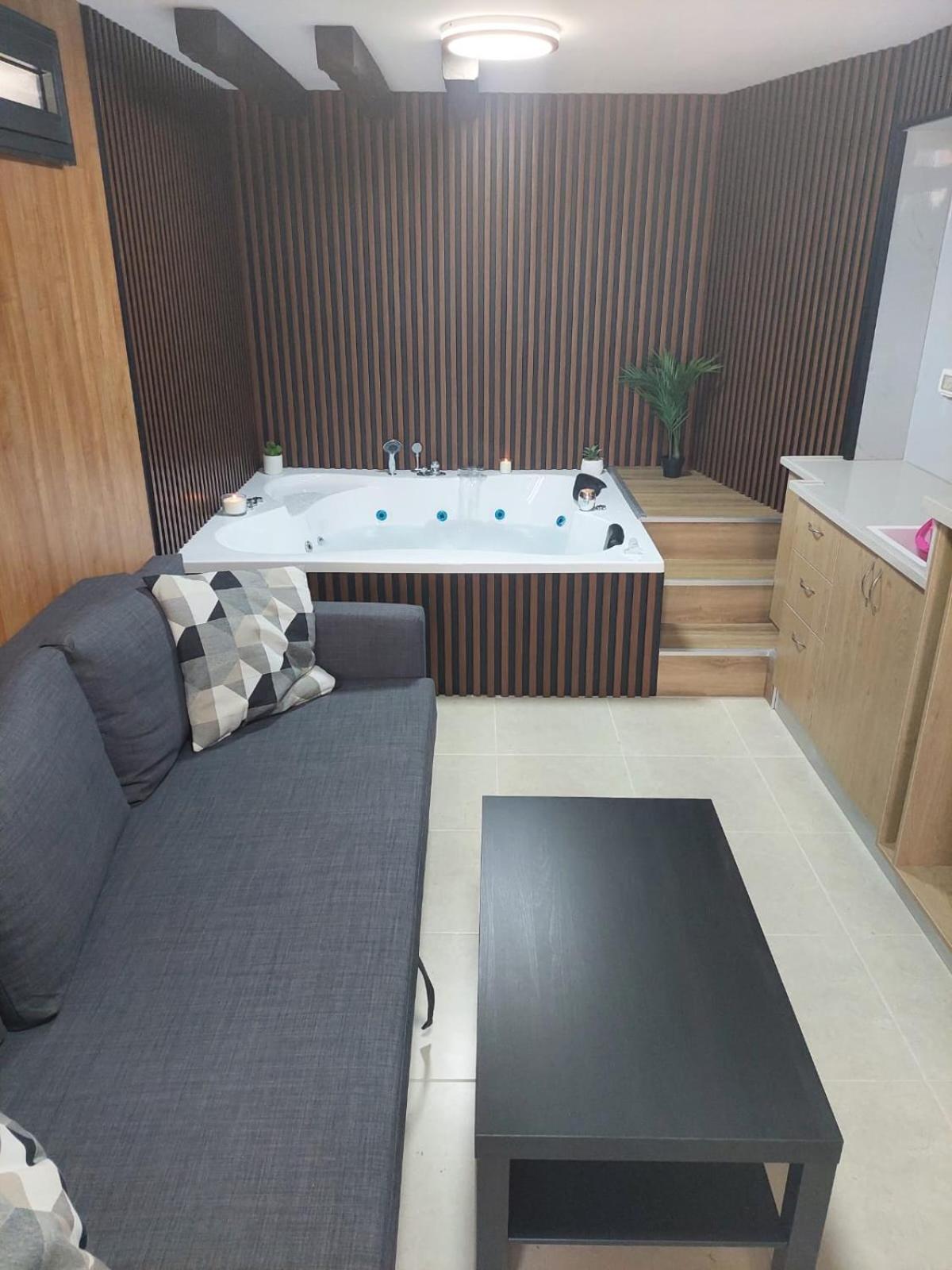 Double or Twin Room with Balcony - Photo 2