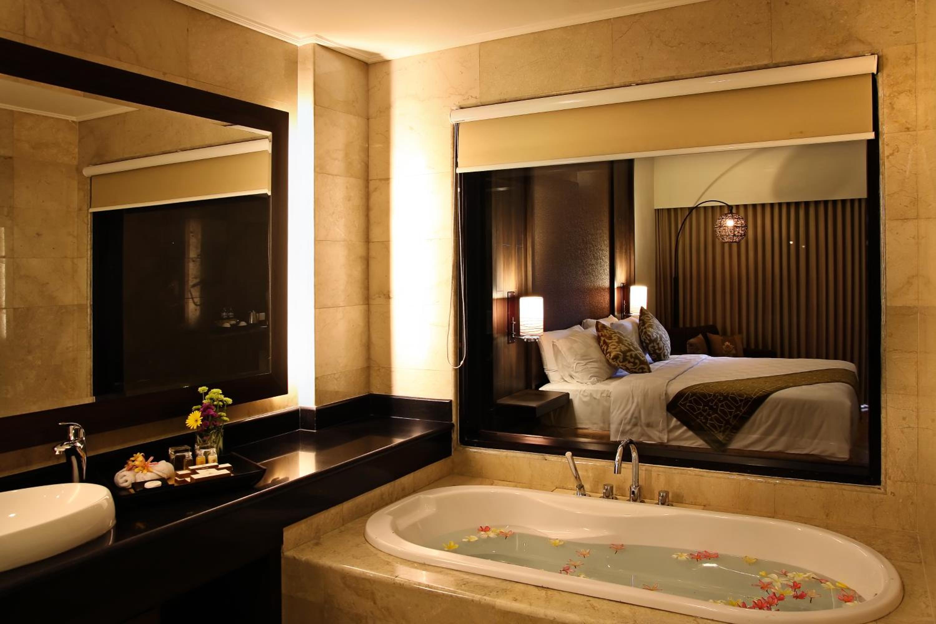 Premier Room with Pool View - Photo 3