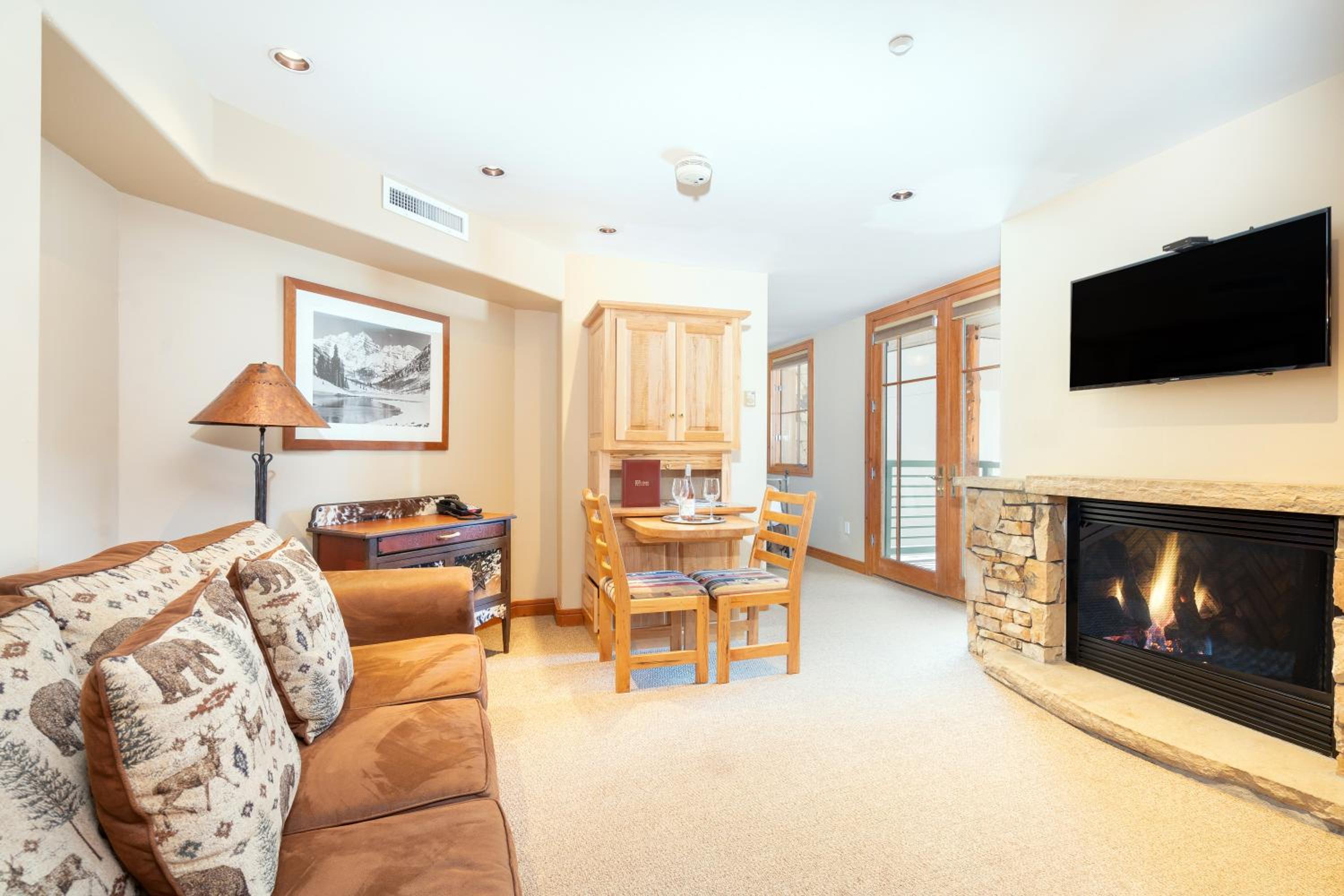 Suite - Photo 1