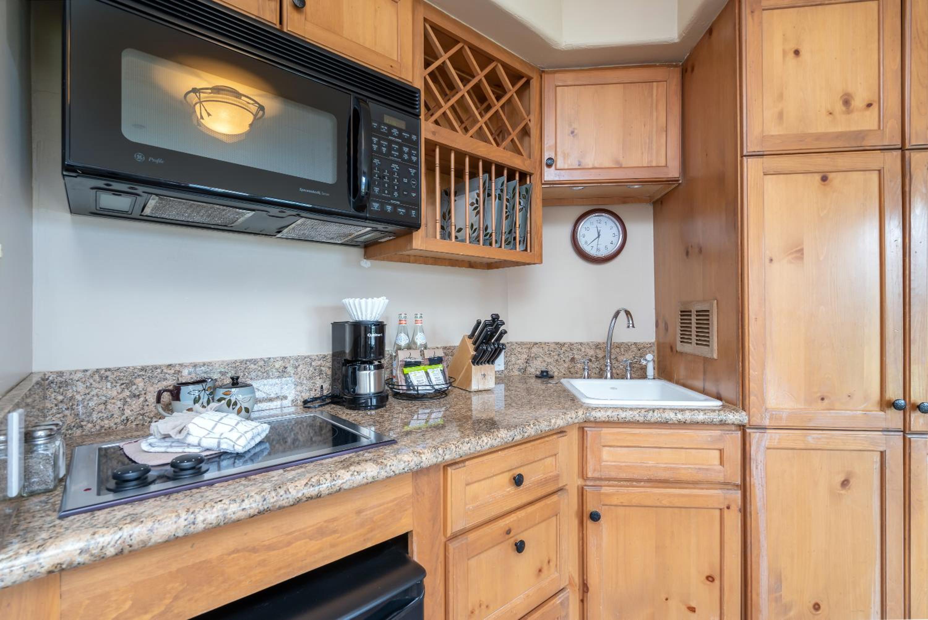 One-Bedroom Suite - Photo 4