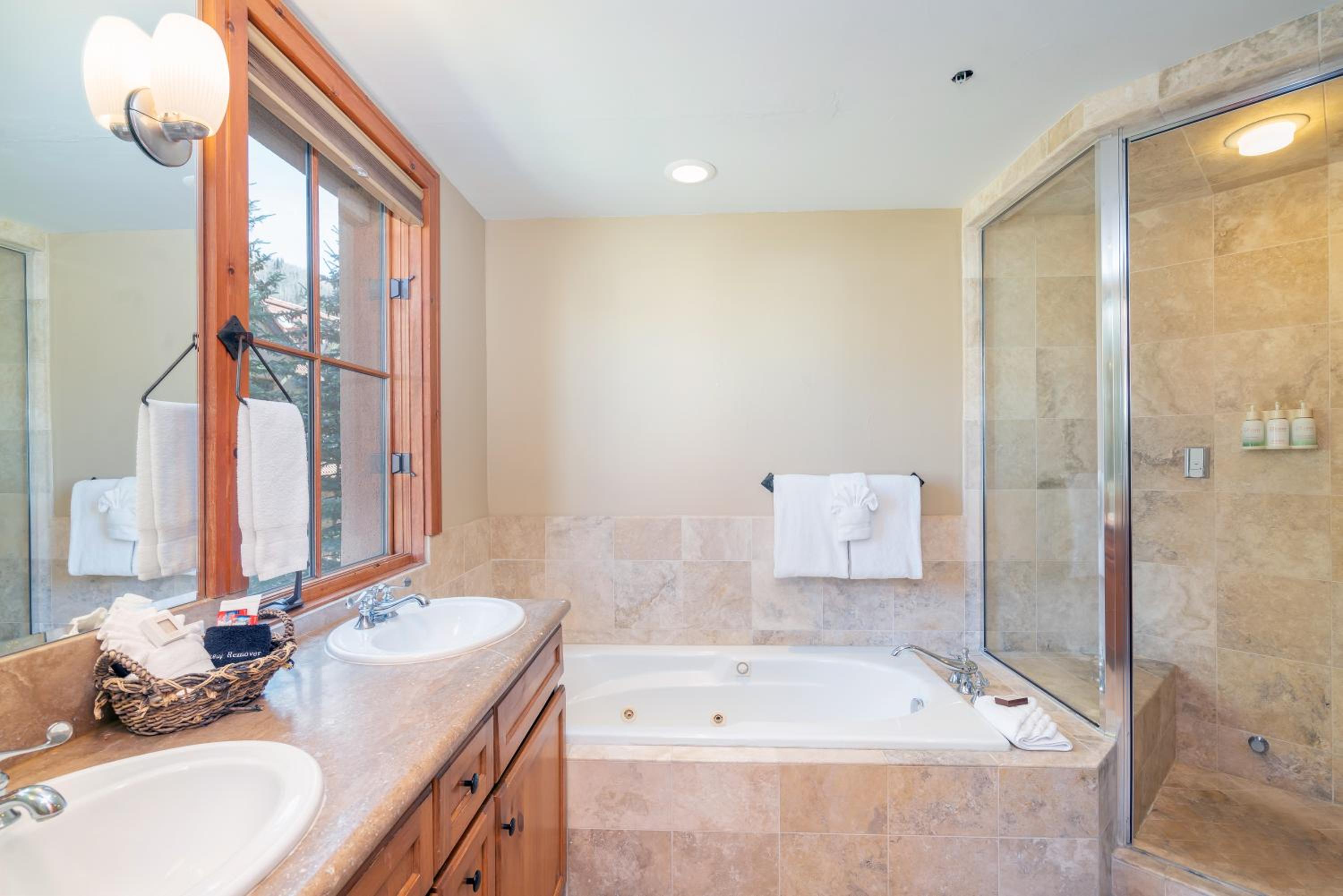 One-Bedroom Suite - Photo 5
