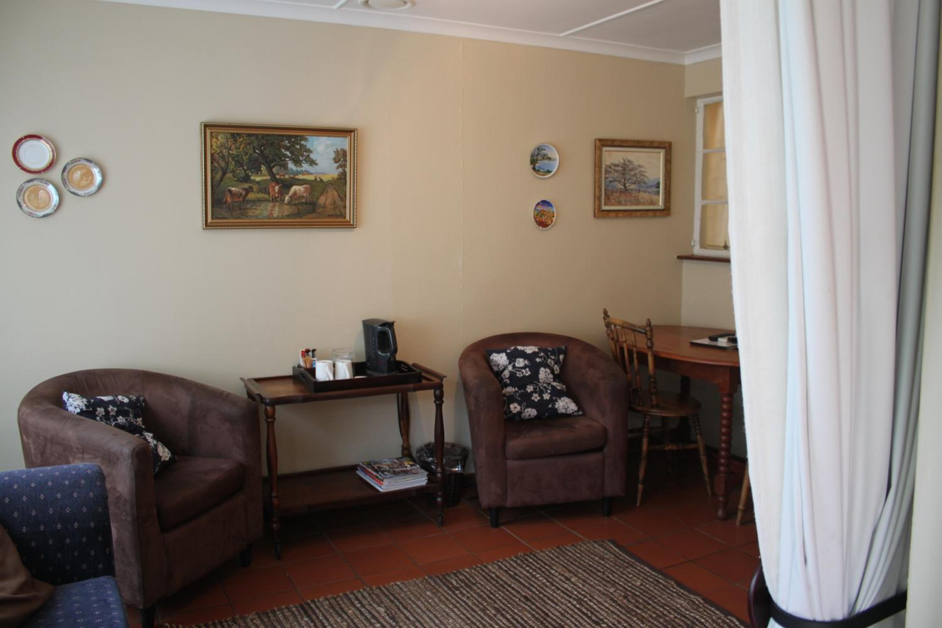 Queen Room with Sofa Bed photo 3