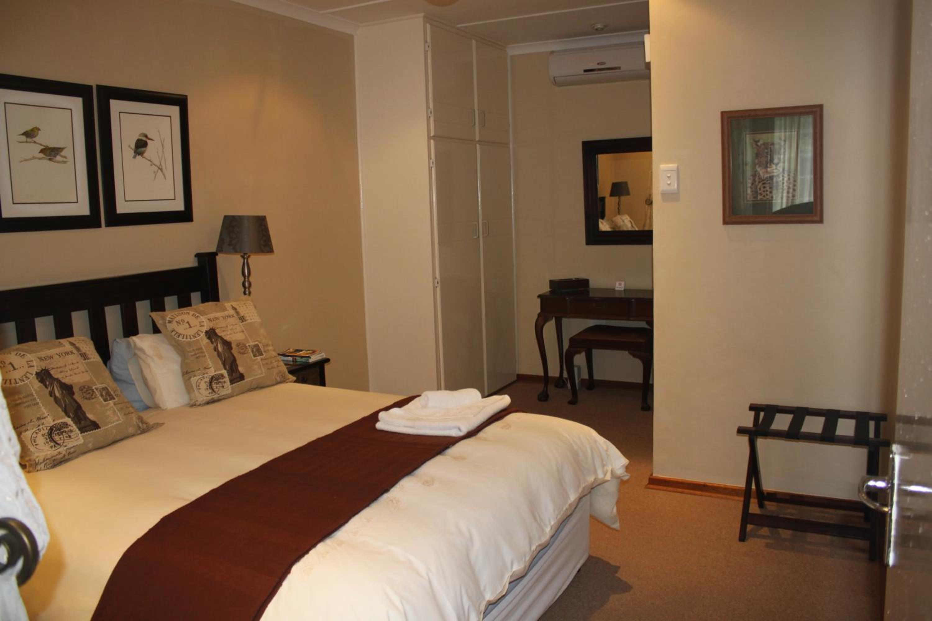 Queen Room with Sofa Bed photo 2
