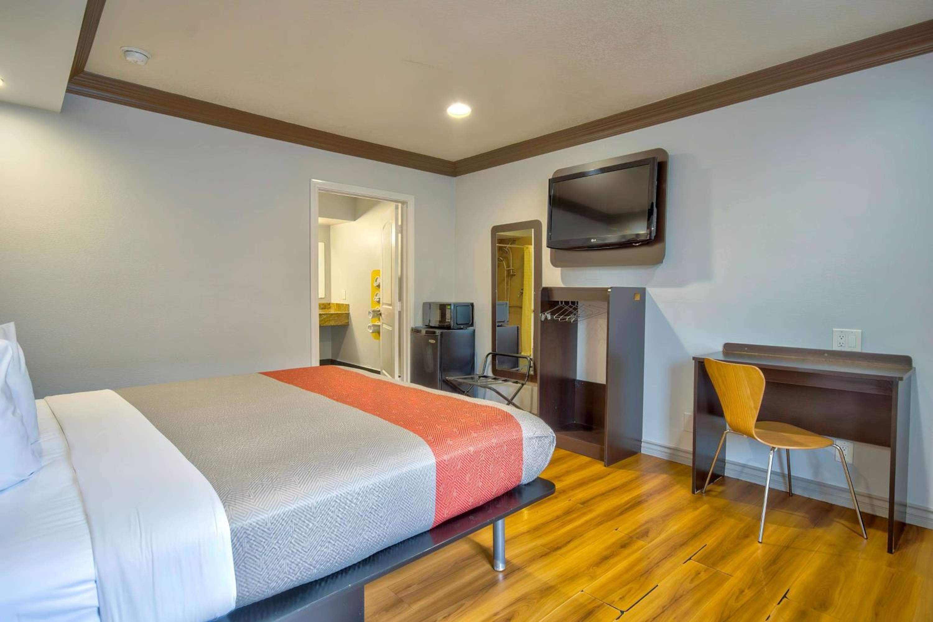 Deluxe King Room - Non-Smoking photo 2