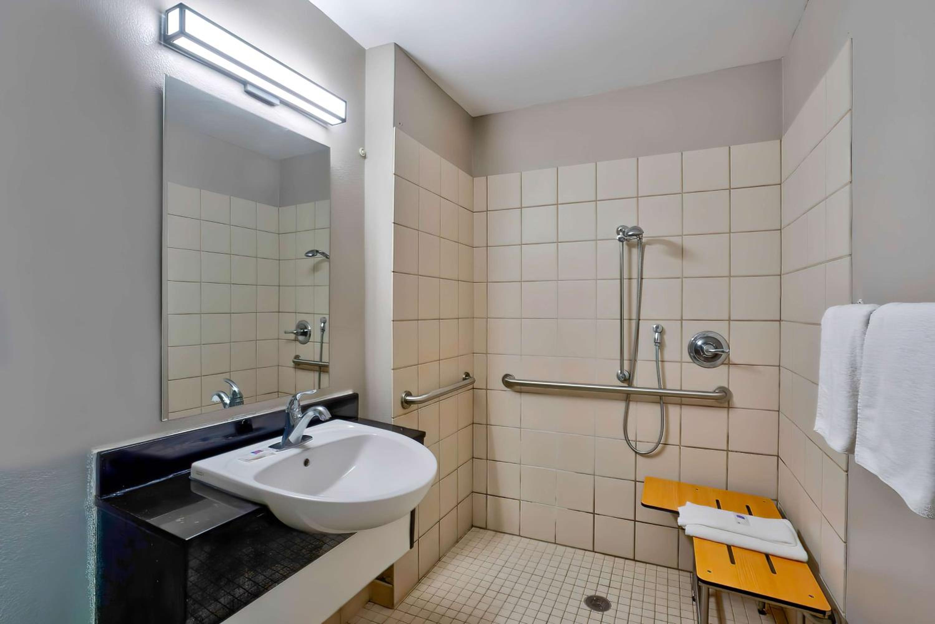 Quadruple Room - Disability Access - Roll in Shower - Photo 3