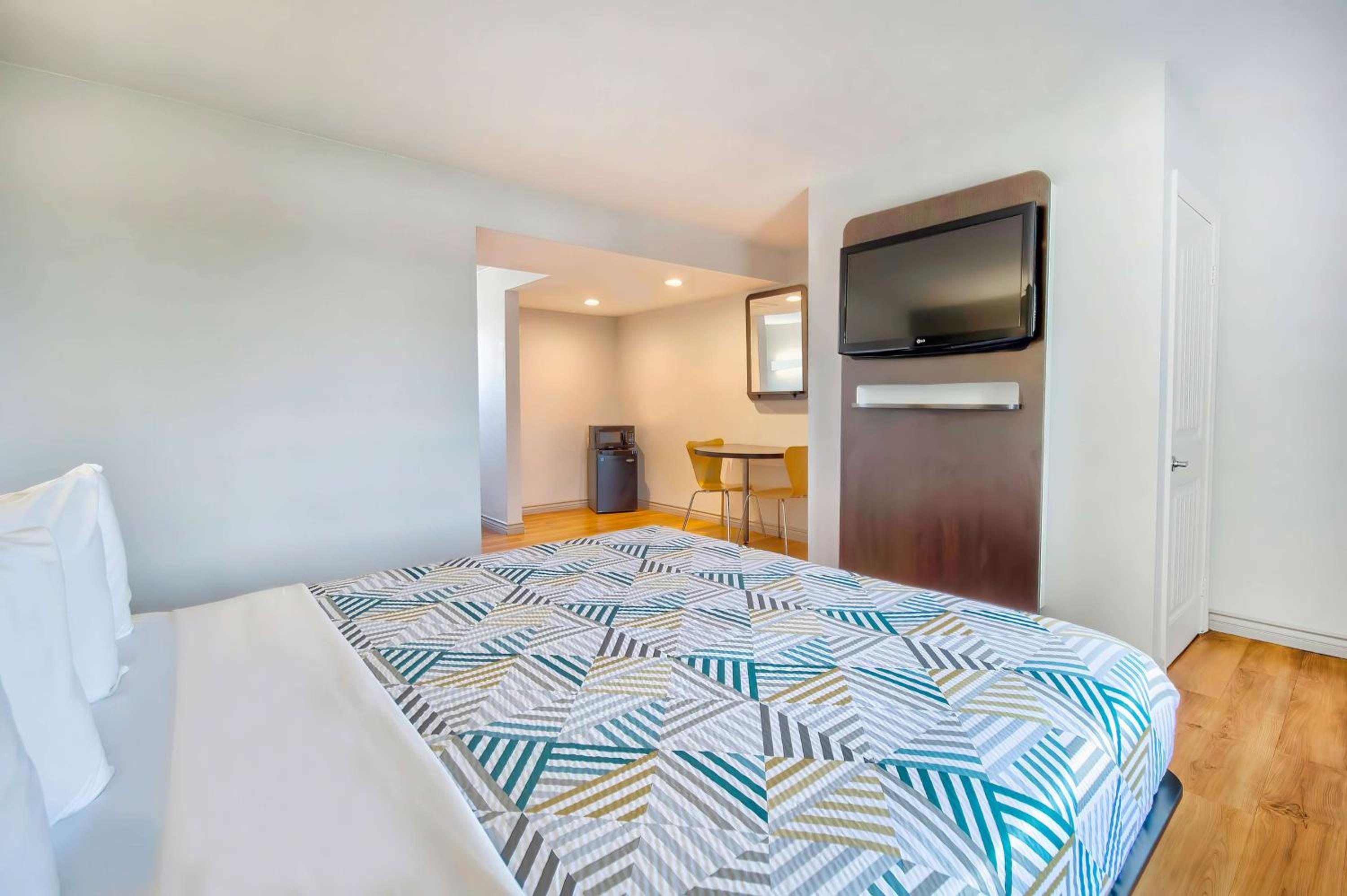King Room With Roll-In Shower - Disability Access - Non-Smoking photo 2