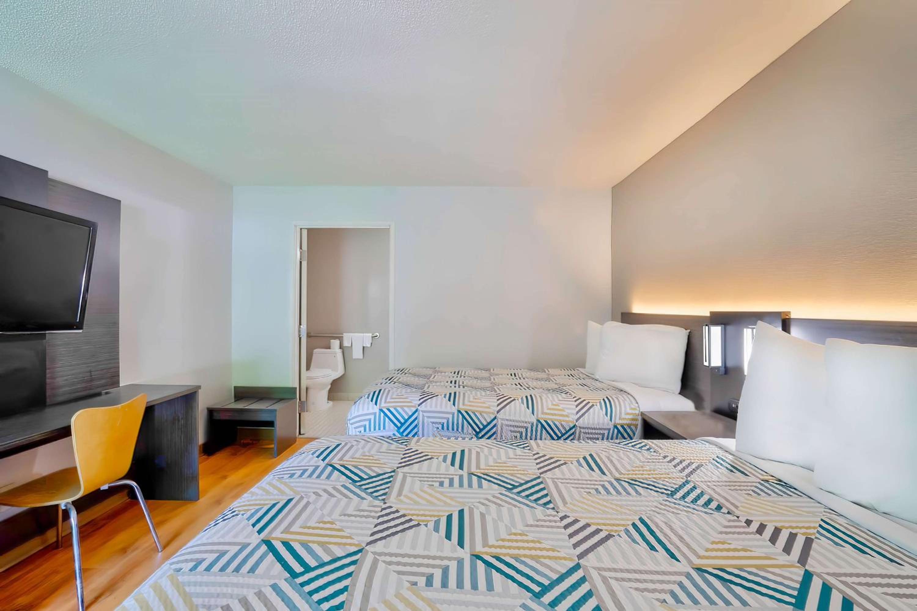 Quadruple Room - Non-Smoking - Photo 4