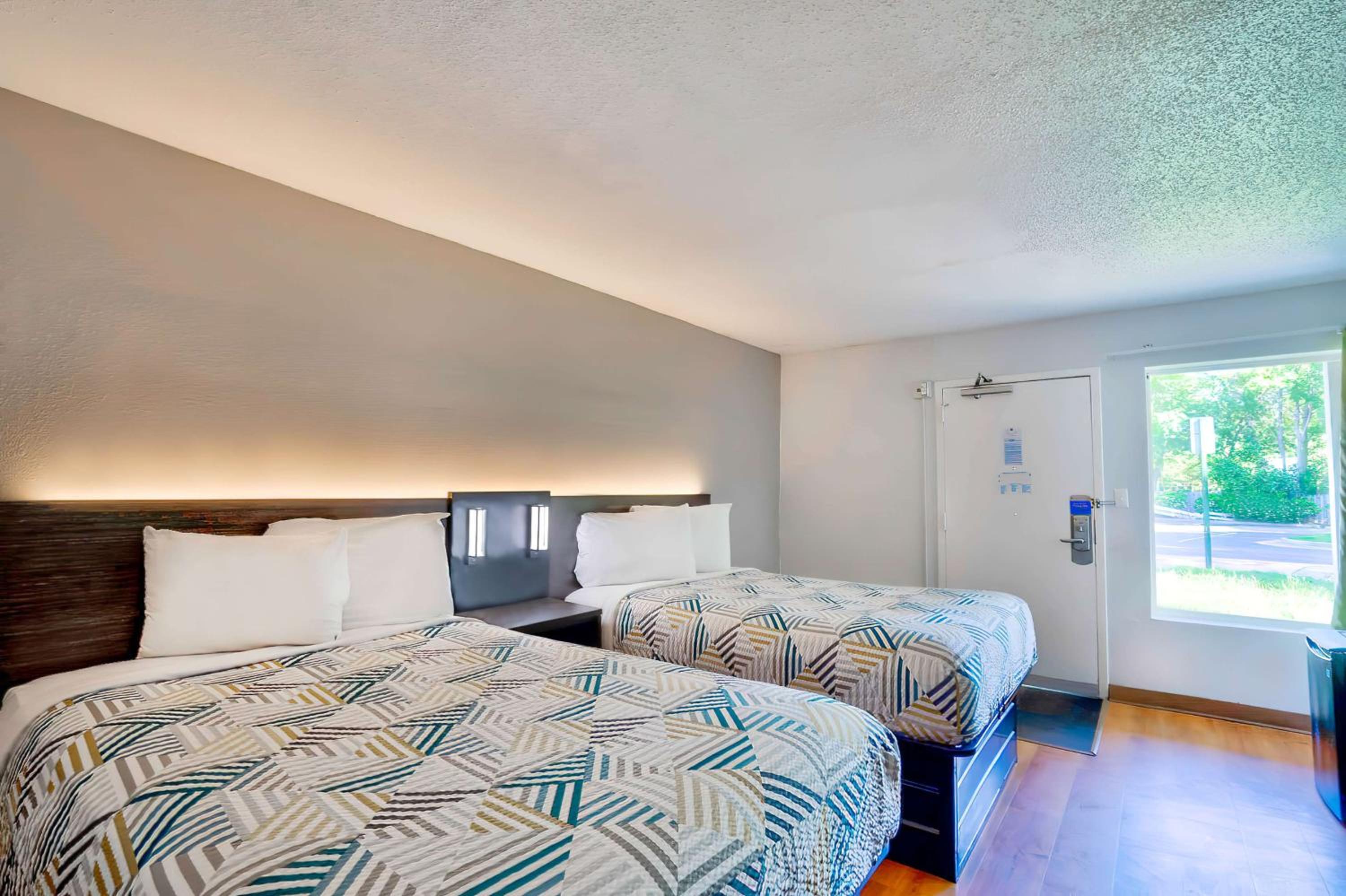 Quadruple Room - Disability Access - Non-Smoking - Photo 2