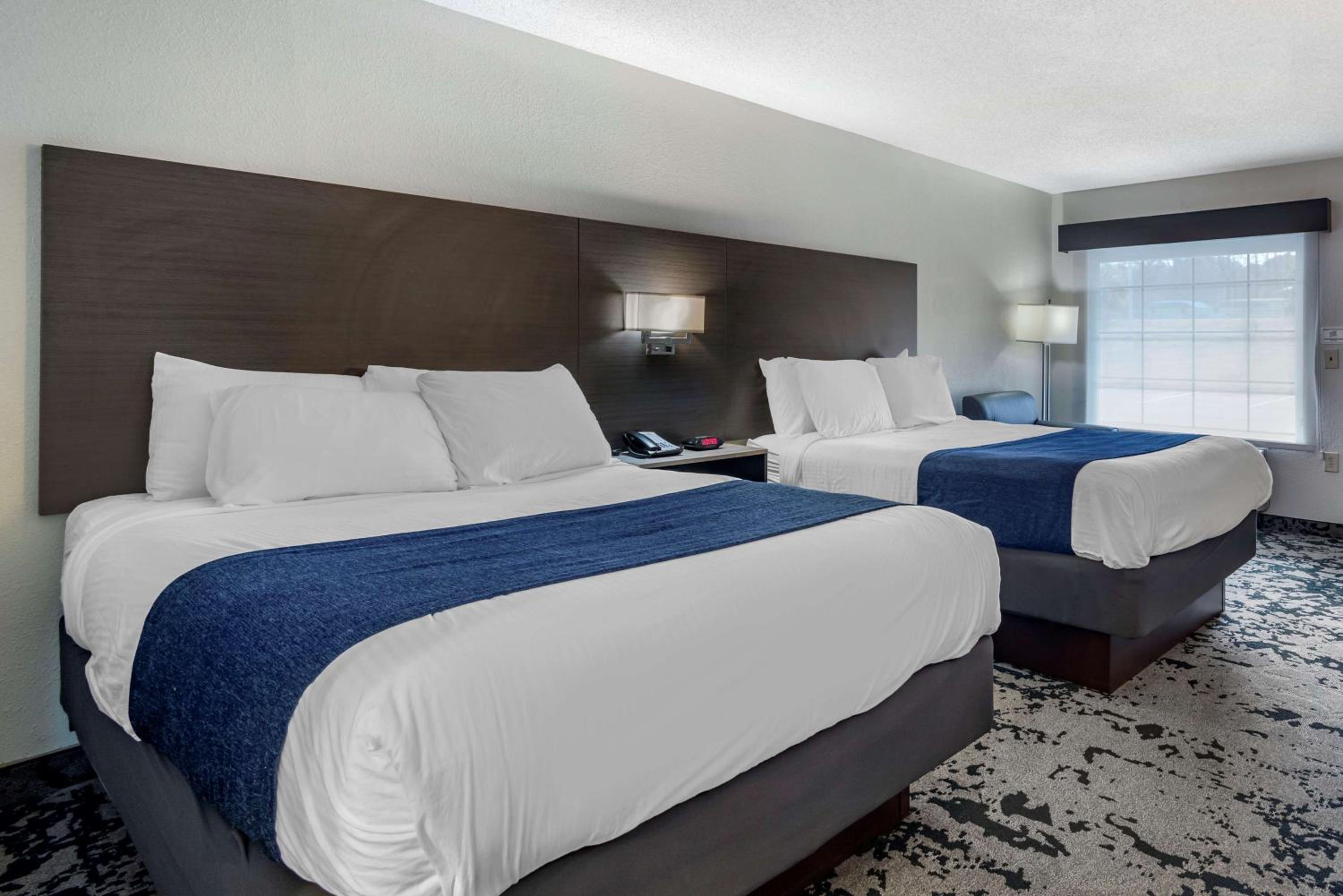 Queen Room with Two Queen Beds - Non-Smoking - Photo 1