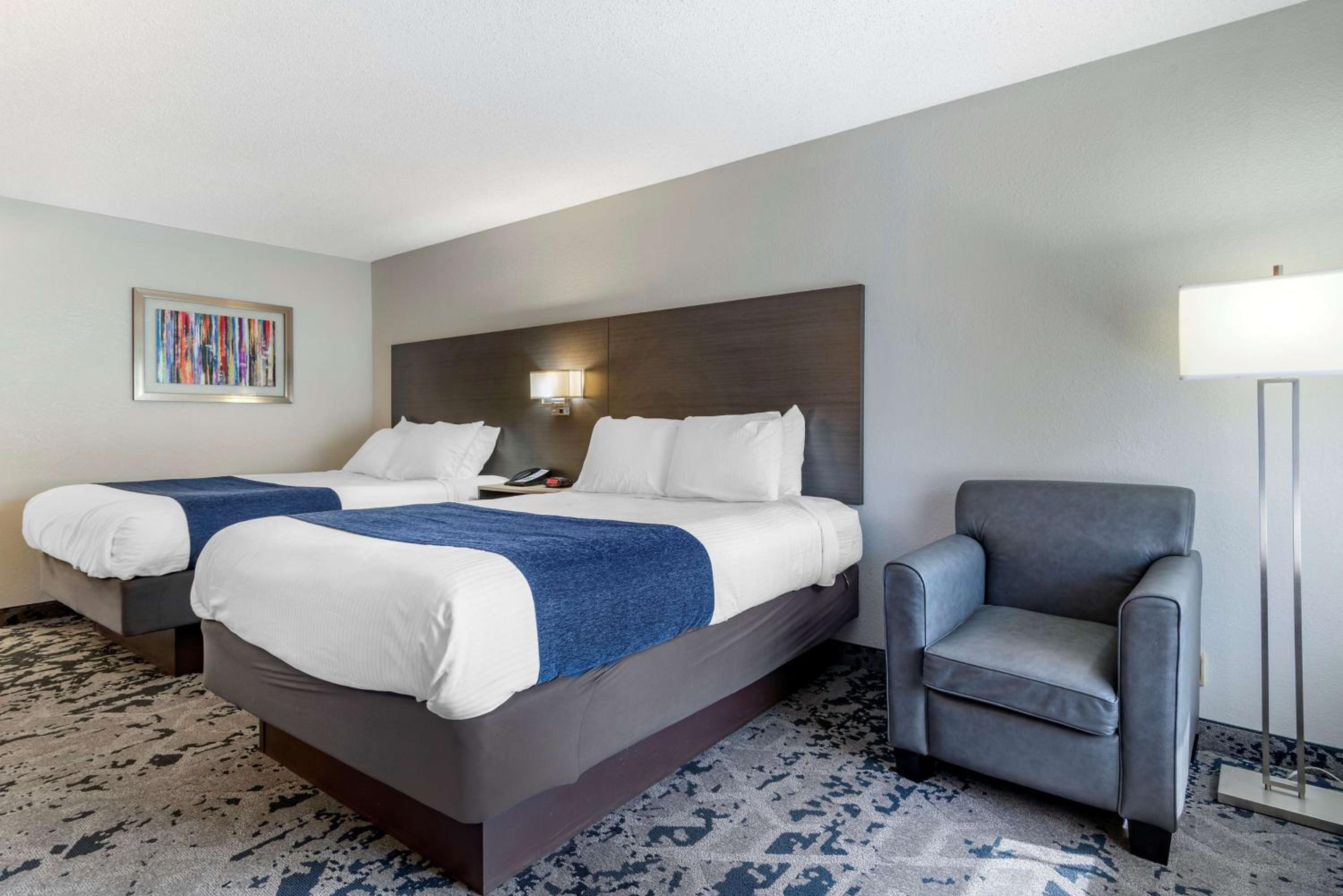 Queen Room with Two Queen Beds - Non-Smoking - Photo 4
