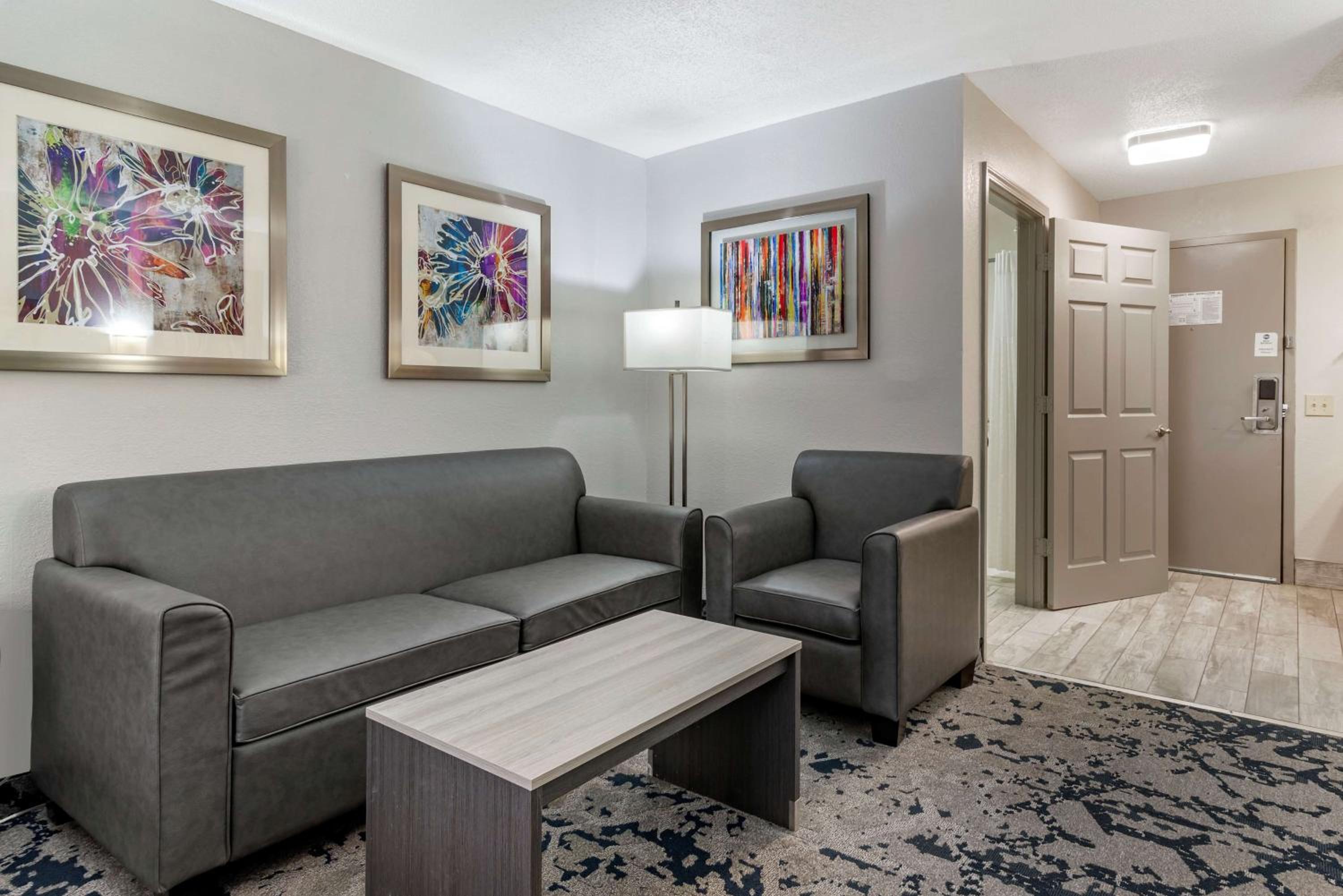King Suite with Sofa Bed - Non-Smoking - Photo 3