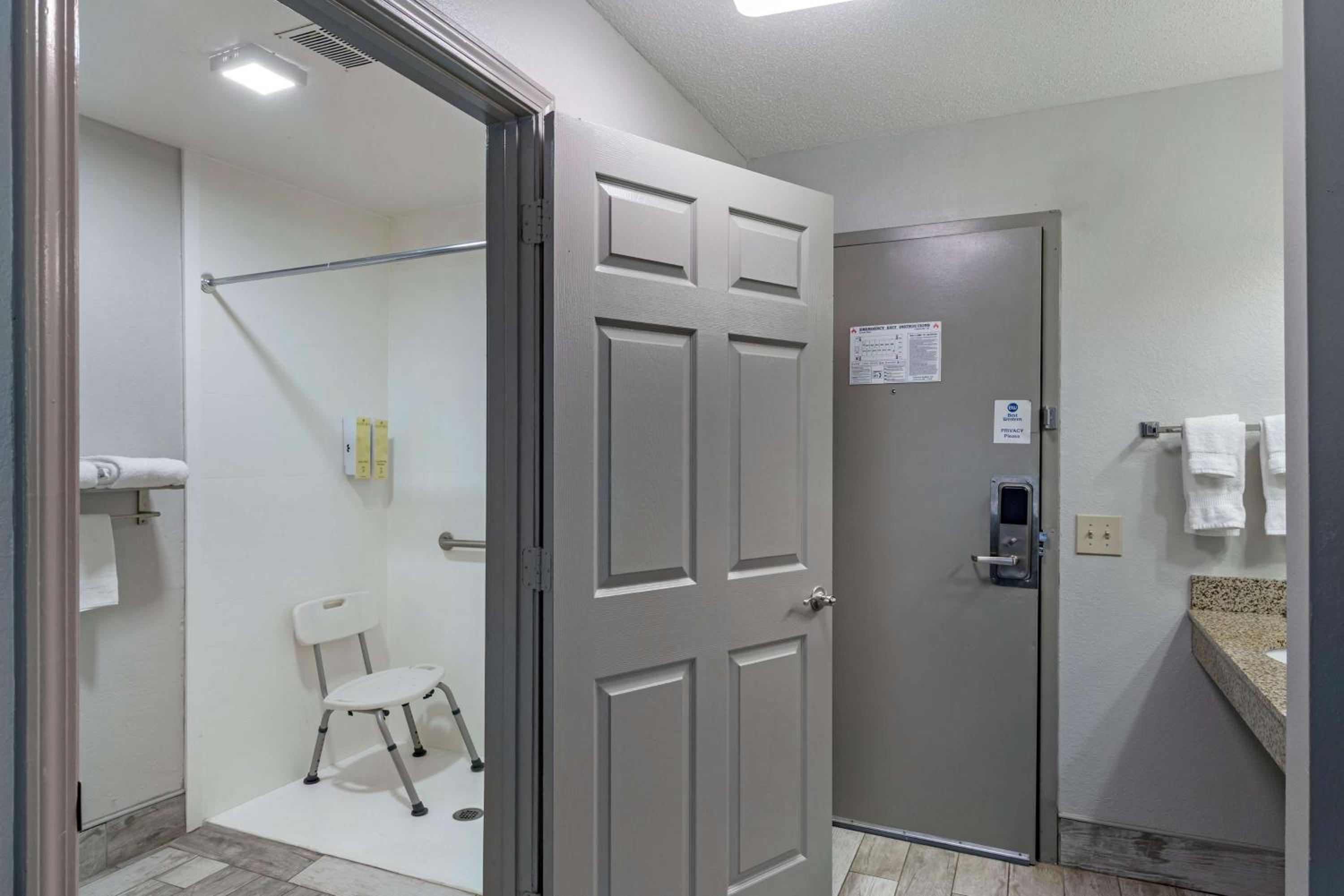 Queen Room with Roll in Shower - Disability Access/Non-Smoking - Photo 3