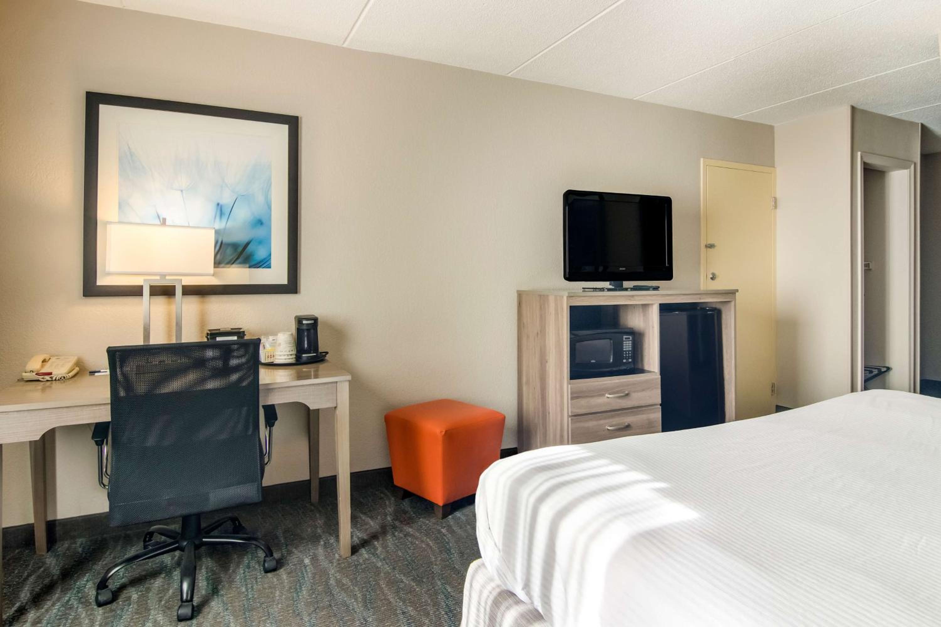 King Room - Mobility Accessible with Bathtub photo 2