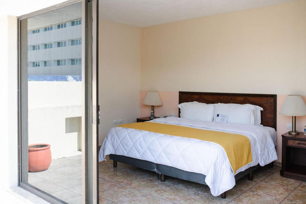 Suite - Photo 16