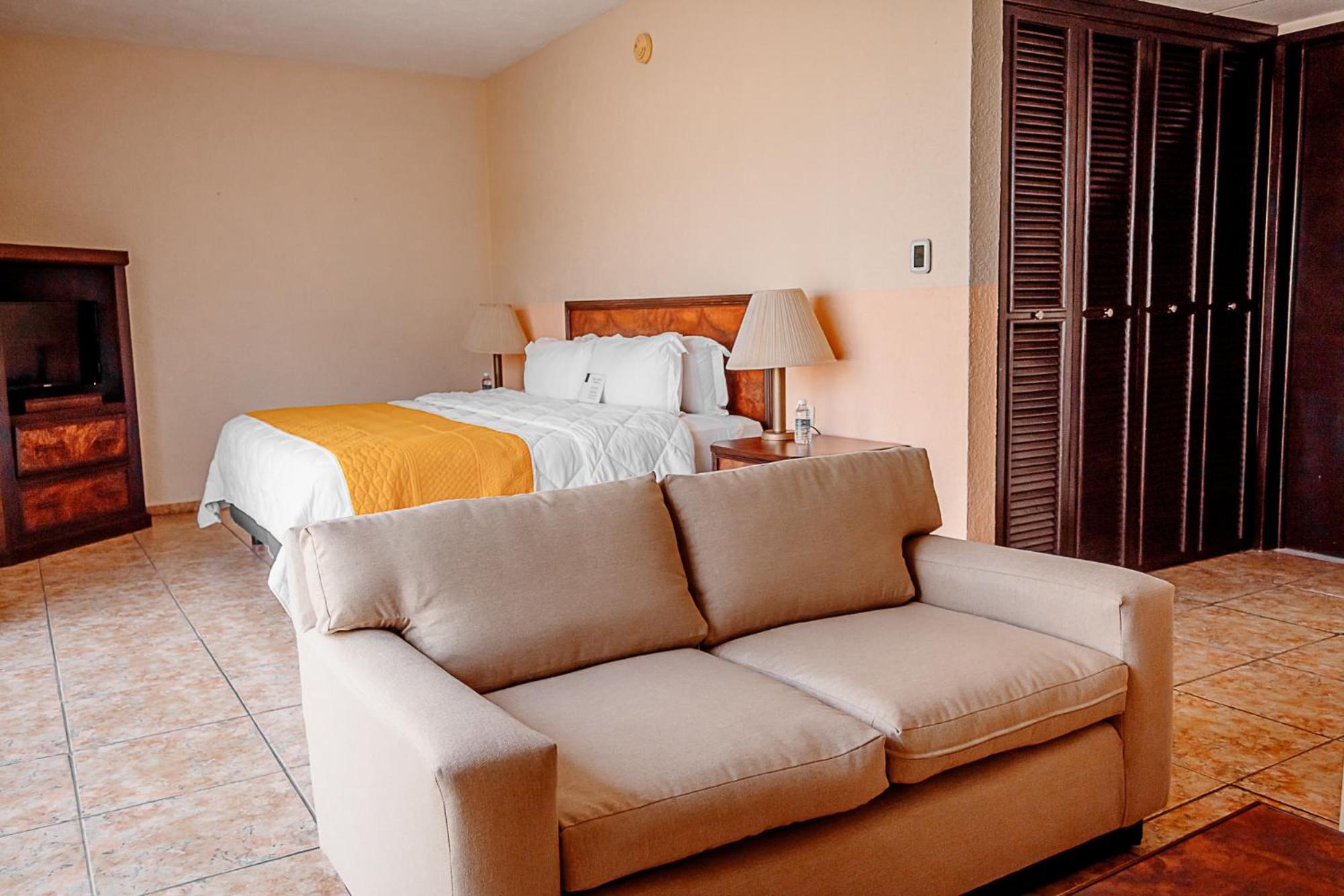 Suite - Photo 13