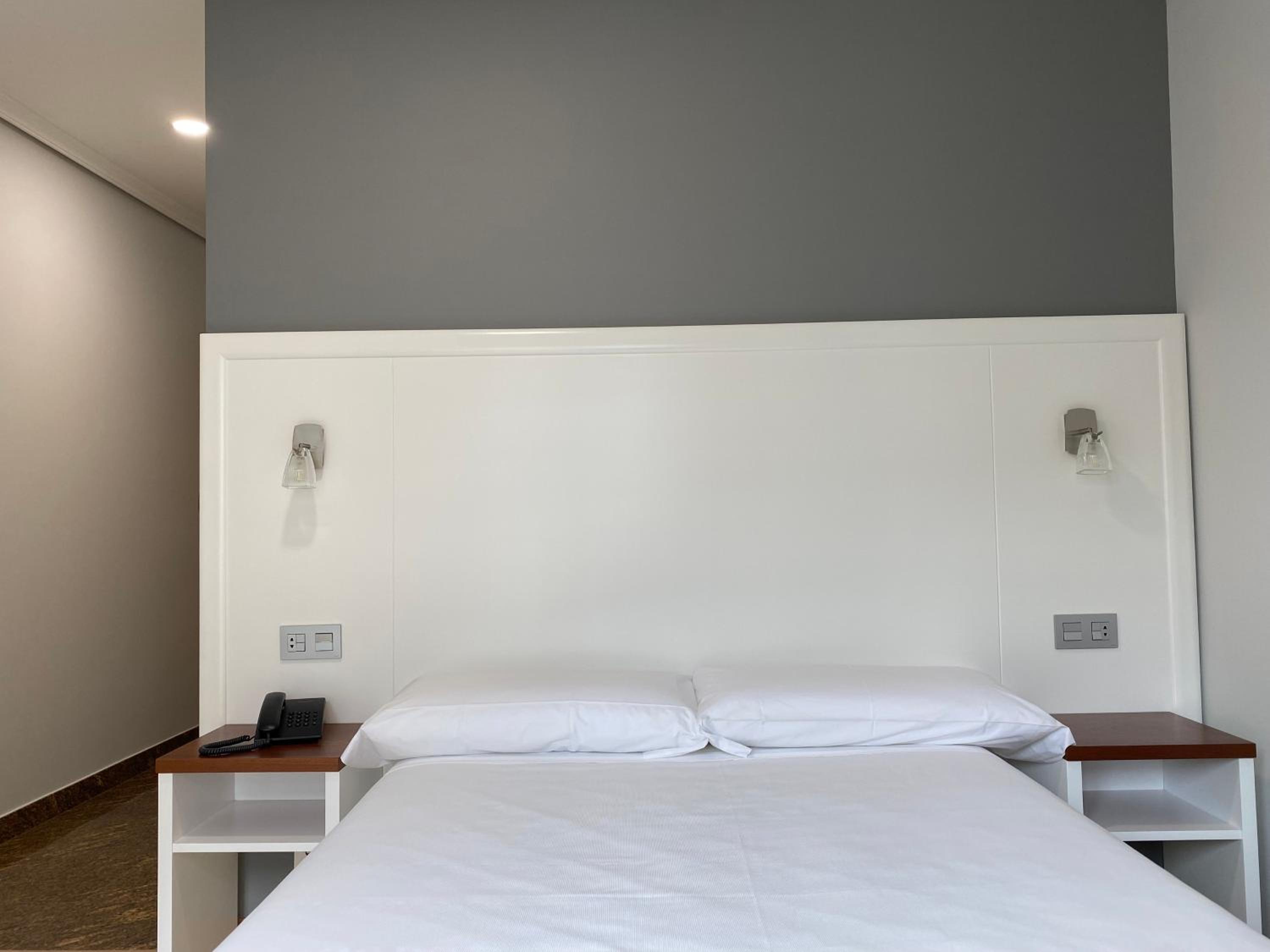 Budget Double Room - Photo 7